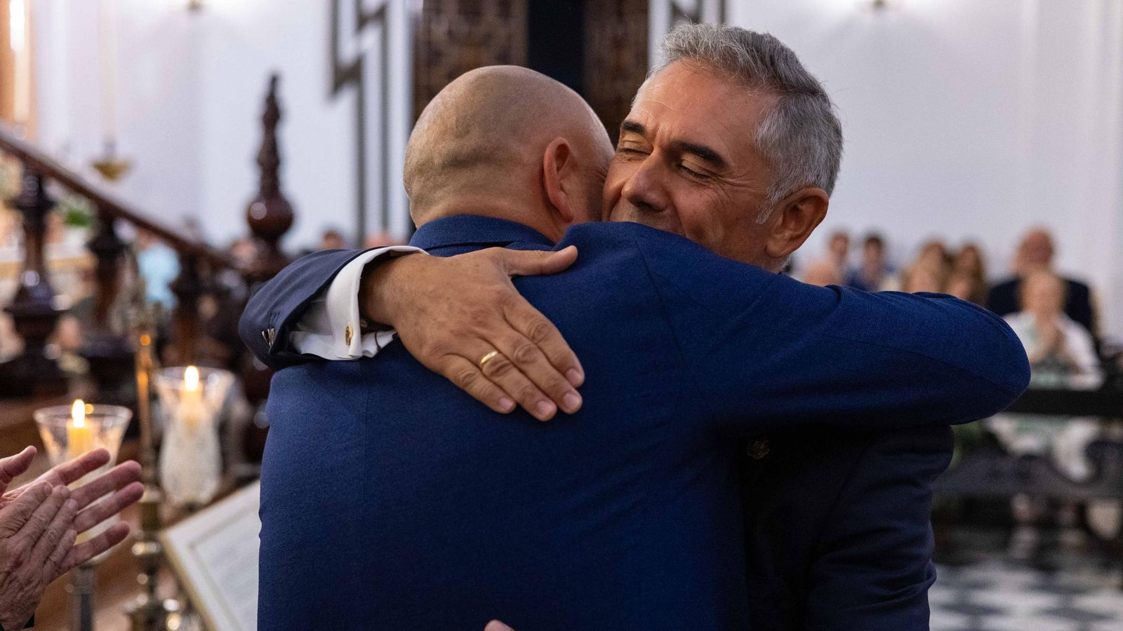 Eduardo Coto se abraza al presidente saliente, Manuel A. García, en la toma de posesión del nuevo Consejo de Hermandades en San Fernando Eduardo Coto se abraza al presidente saliente, Manuel A. García, en la toma de posesión del nuevo Consejo de Hermandades en San Fernando