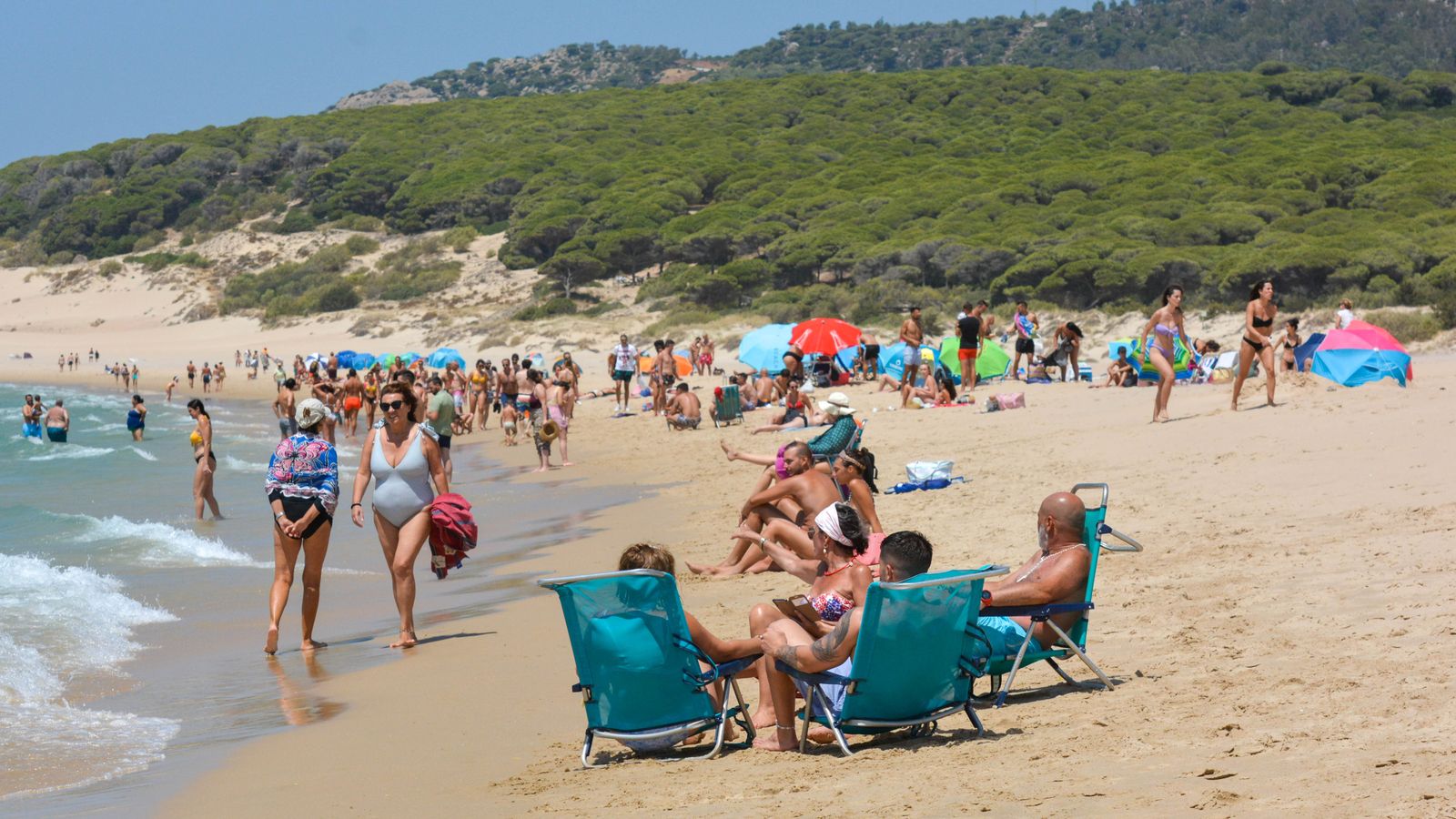 Día de sol y viento en la playa de Bolonia