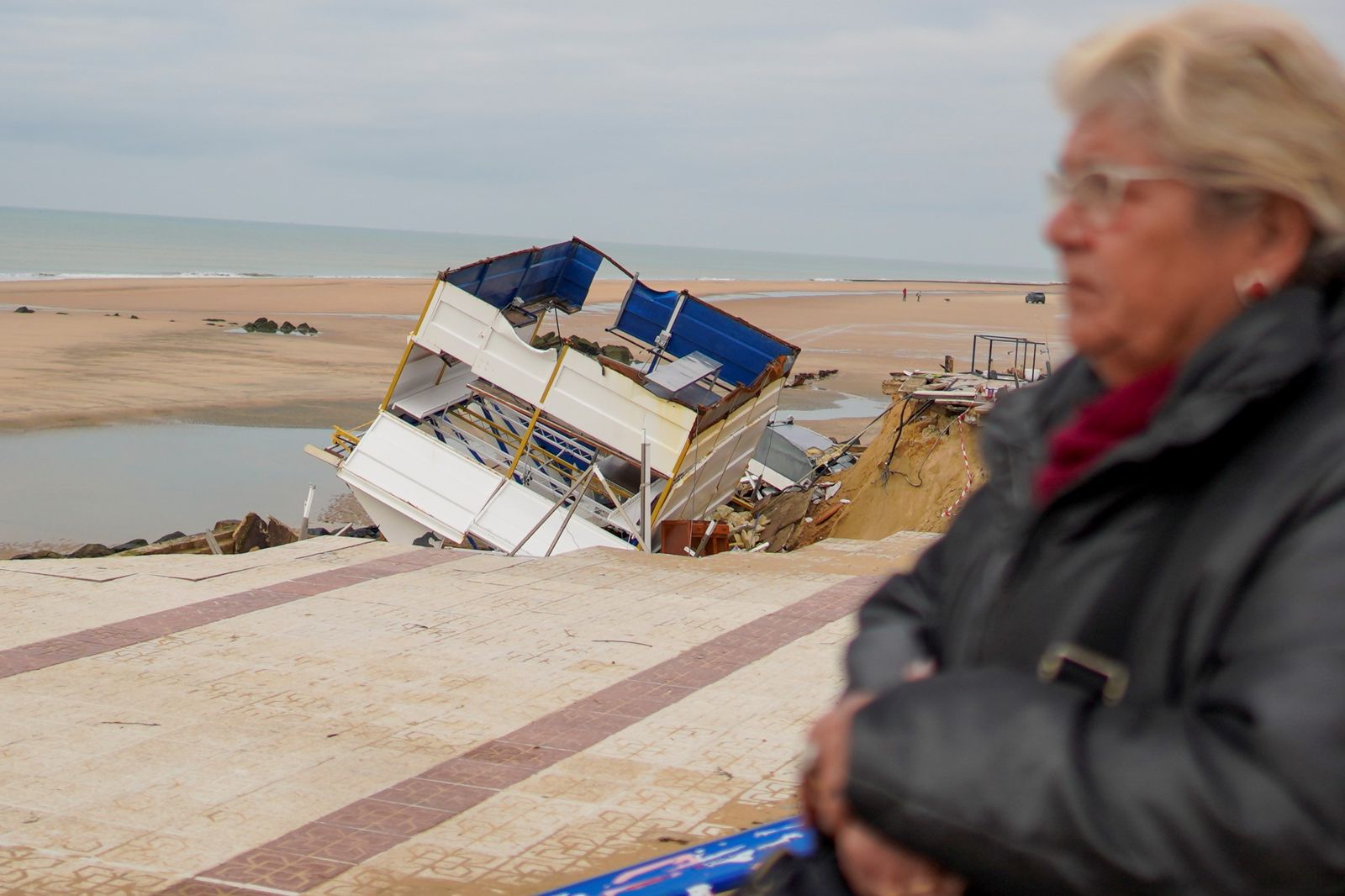 Los destrozos causados por el último temporal a la playa y al paseo marítimo de Matalascañas