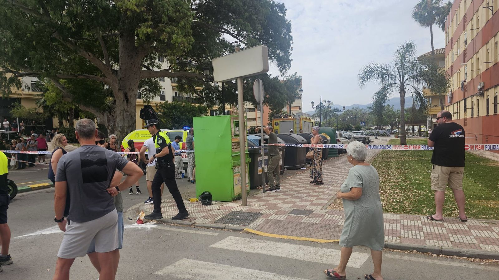 Muere una mujer en un grave accidente de tráfico en Los Barrios tras chocar una moto contra un coche.