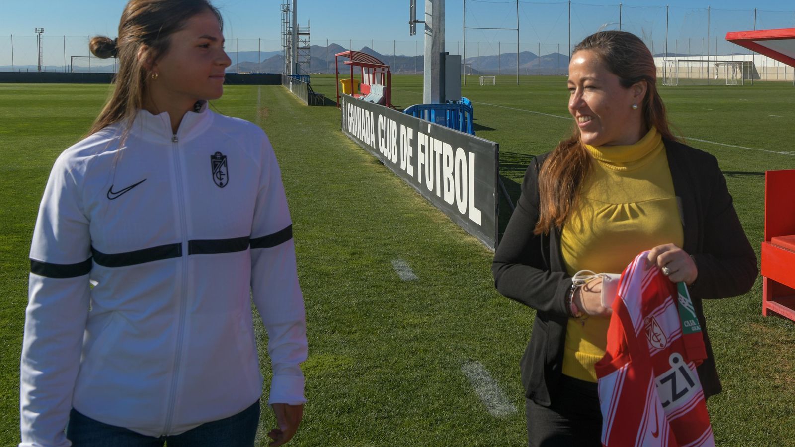 Laura Pérez y Patricia Rodríguez, conversan durante el reportaje en la Ciudad Deportiva del Granada CF. Laura Pérez y Patricia Rodríguez, conversan durante el reportaje en la Ciudad Deportiva del Granada CF.