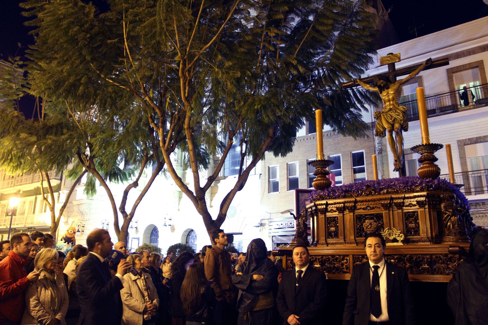 La hermandad de la Misericordia en las calle céntricas de Huelva.