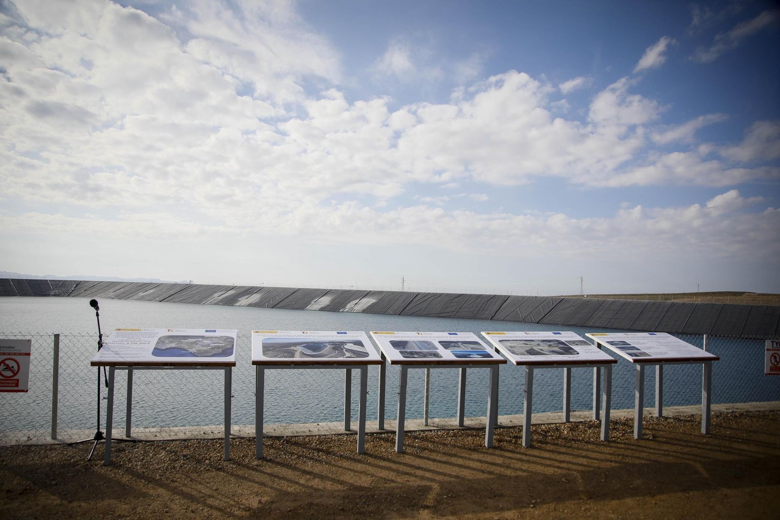 María Jesús Montero visita las obras de la balsa general de regulación de la Comarca de Usuarios Aguas de Níjar, en imágenes