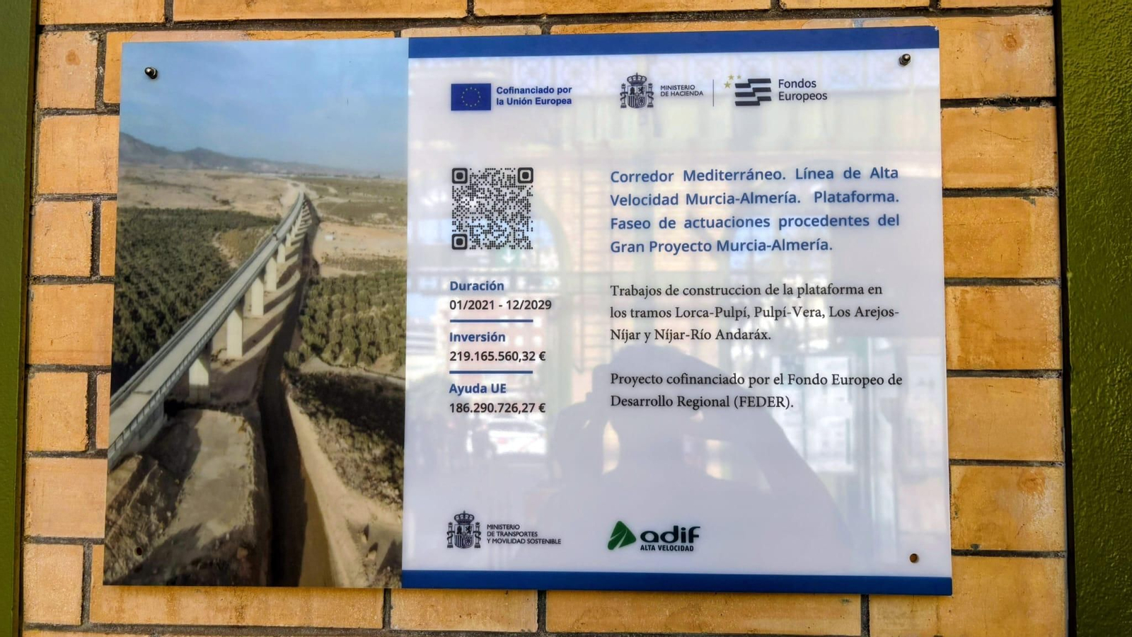 Cartel fijado en la estación de ferrocarril de Almería sobre el final de las obras del AVE entre Almería y Murcia.
