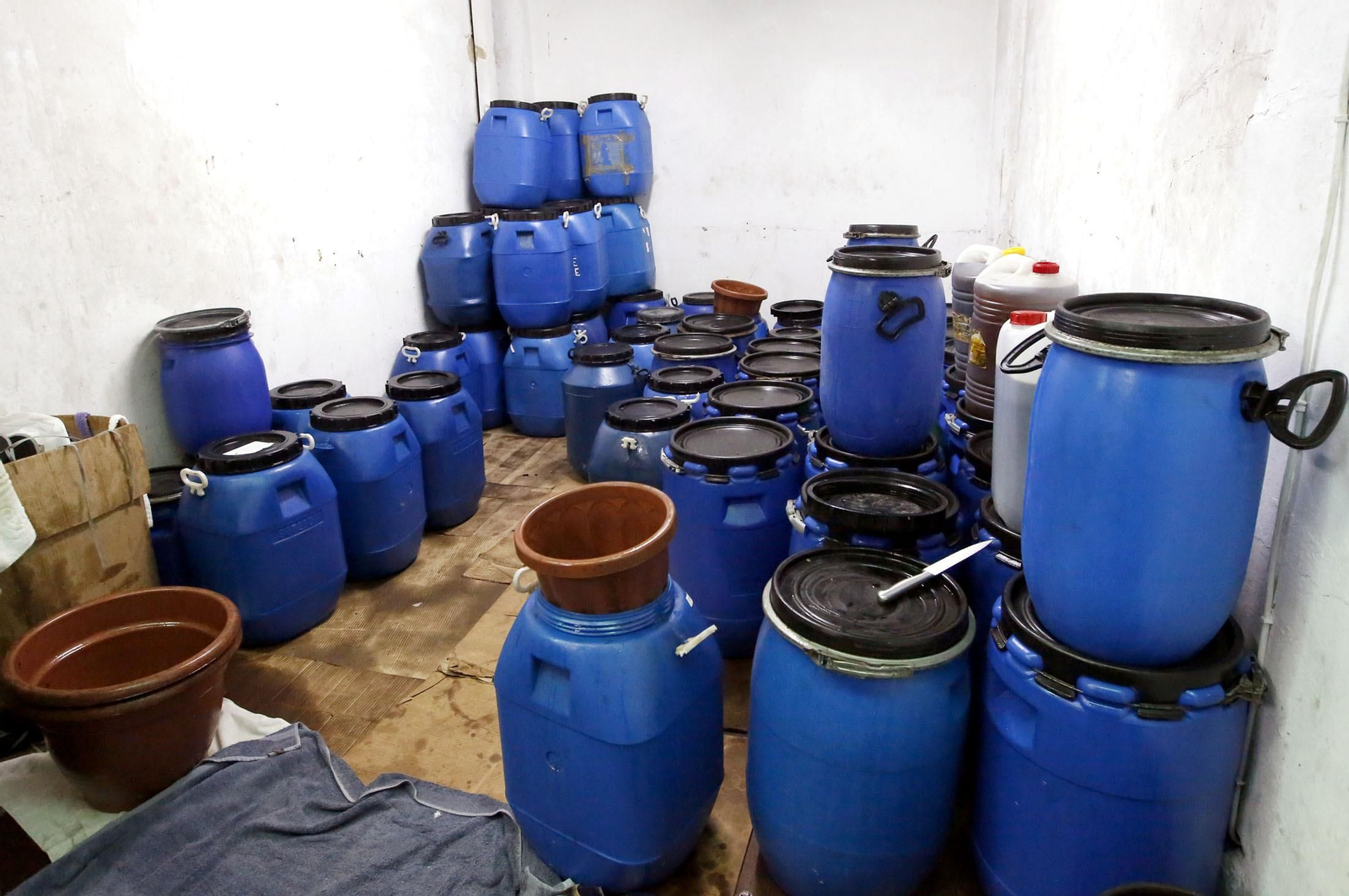 Bidones de aceite usado dispuestos para el reciclaje.