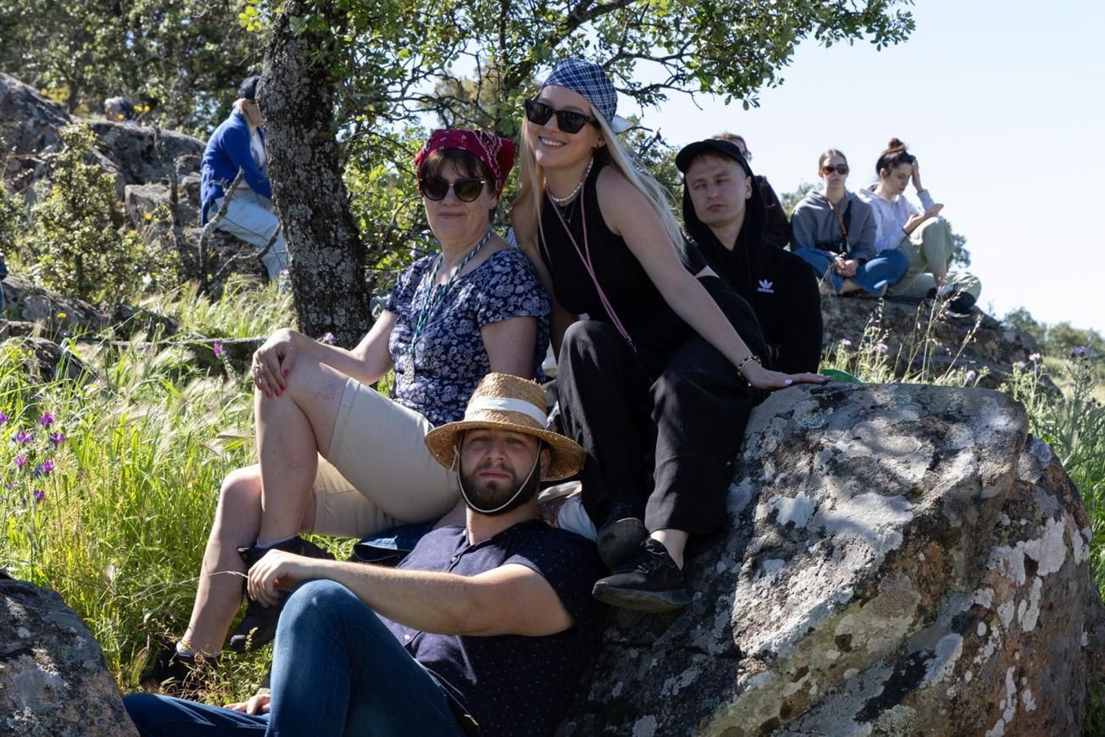 Miles de romeros acuden al encuentro de la Virgen de la Cabeza en su romería