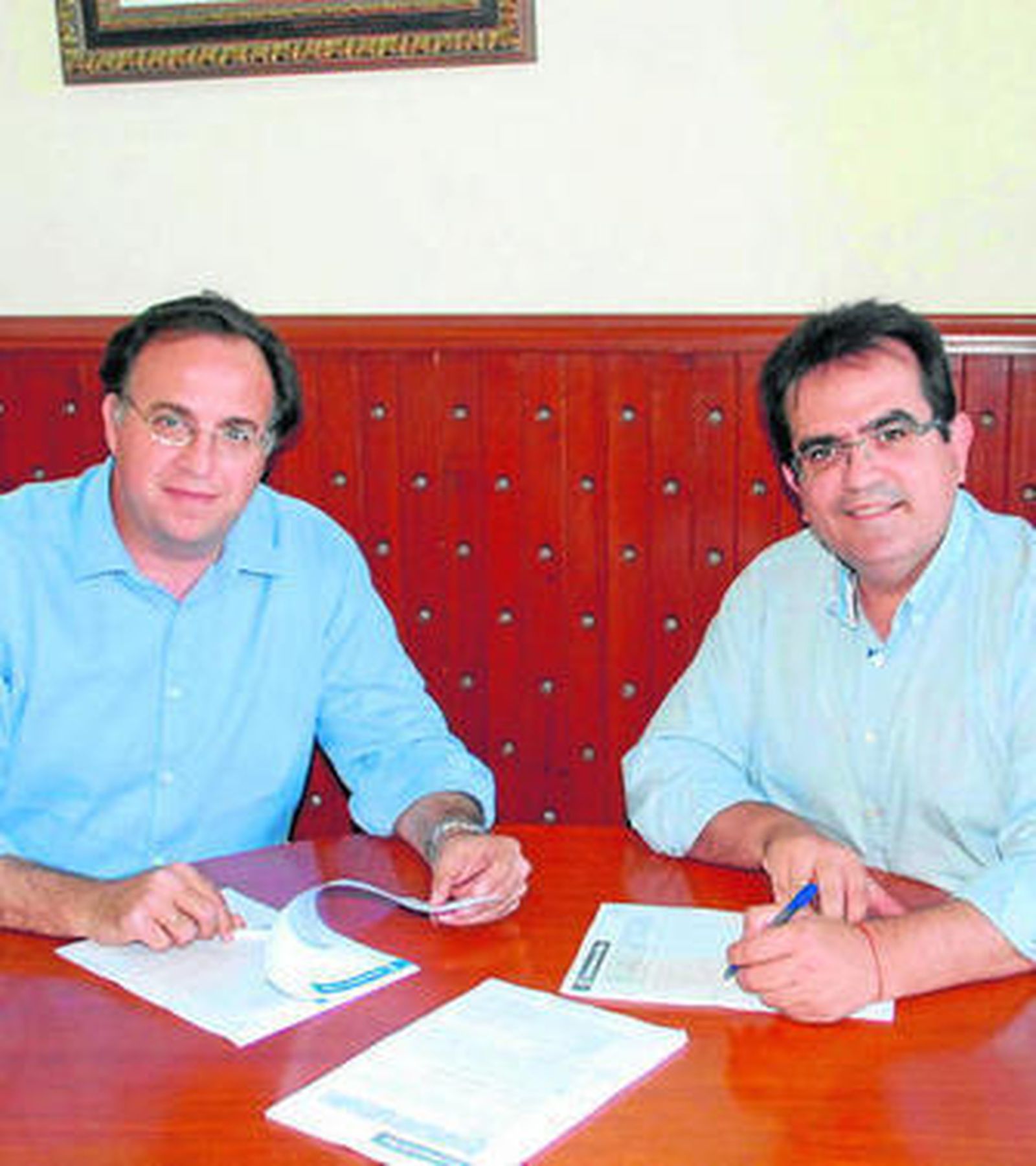 El alcalde durante la firma del contrato.