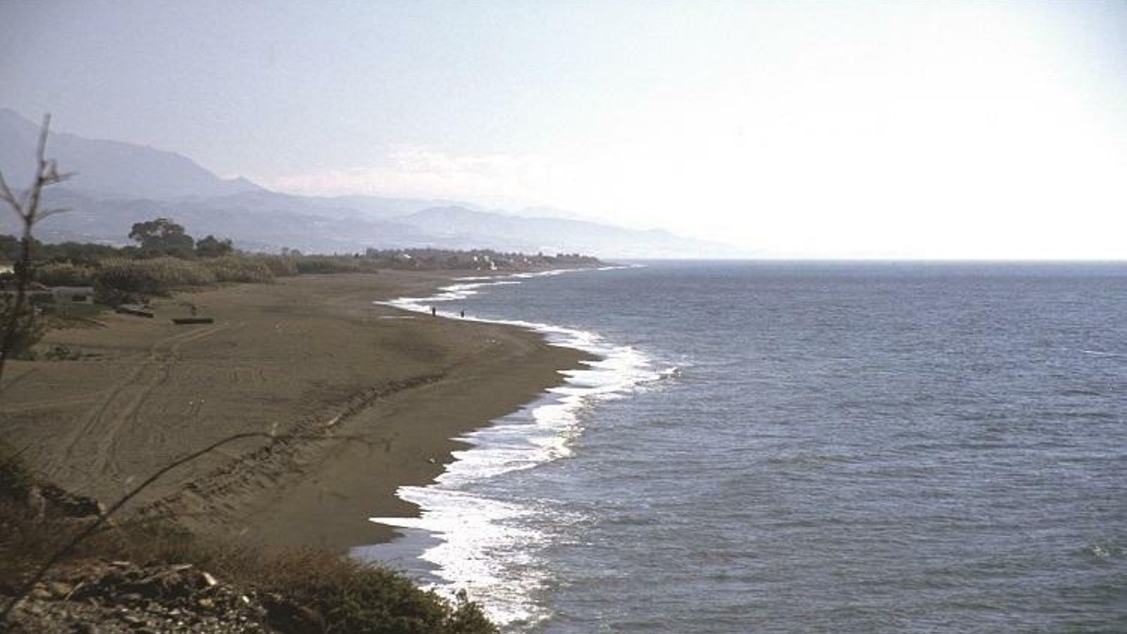En algunas zonas de la playa de Almayate se practica el nudismo. En algunas zonas de la playa de Almayate se practica el nudismo.