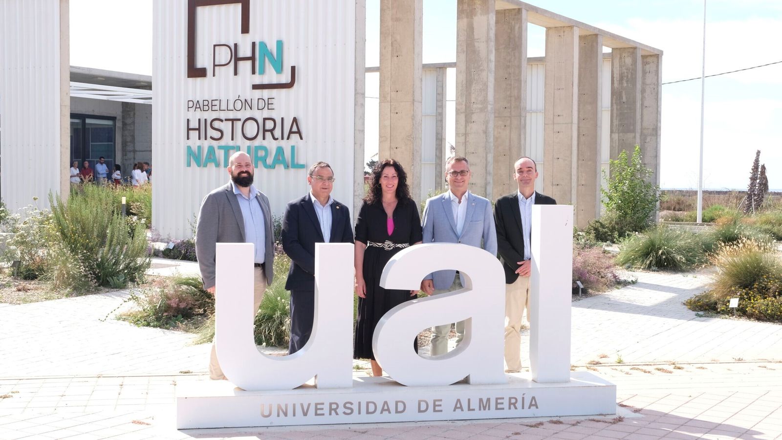 Foto de la visita en la entrada al Pabellón de Historia Natural de la Universidad de Almería