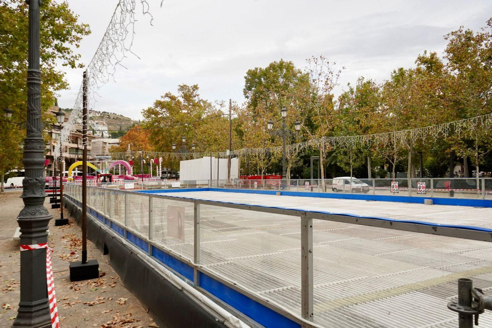 Imágenes: El 'poblado de Navidad' del Paseo del Salón, casi listo para llenarse de niños