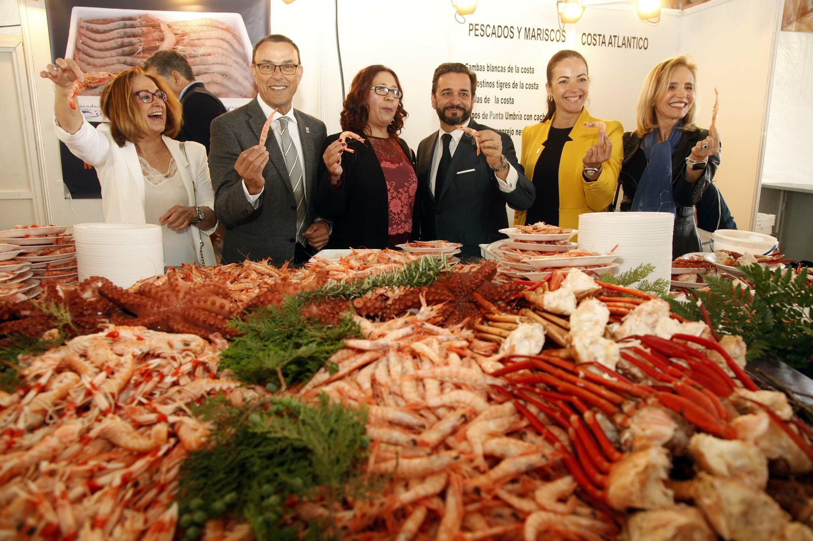 Las autoridades presumen del marisco que se degustará durante la Feria de la gamba, la chirla y el boquerón.