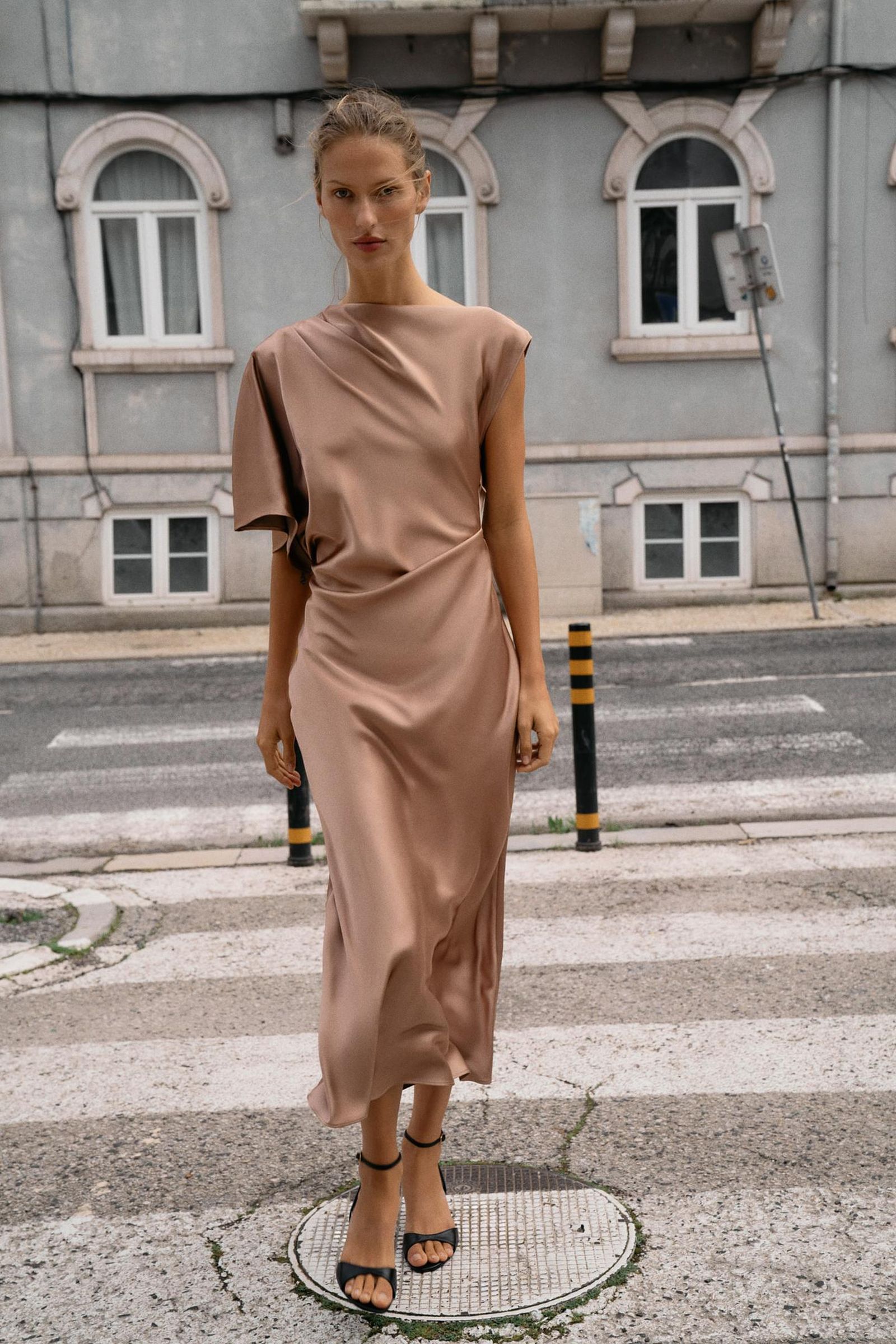 Vestido satinado de Zara.