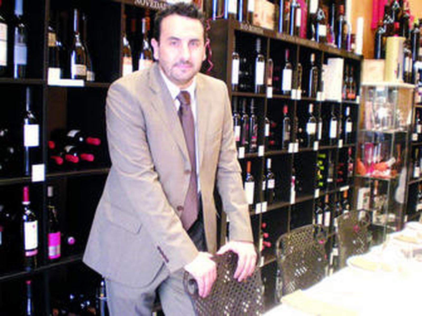 Dani Vico, ayer, en la vinoteca del Palacio de Cóprani, donde el club tiene la sede social.