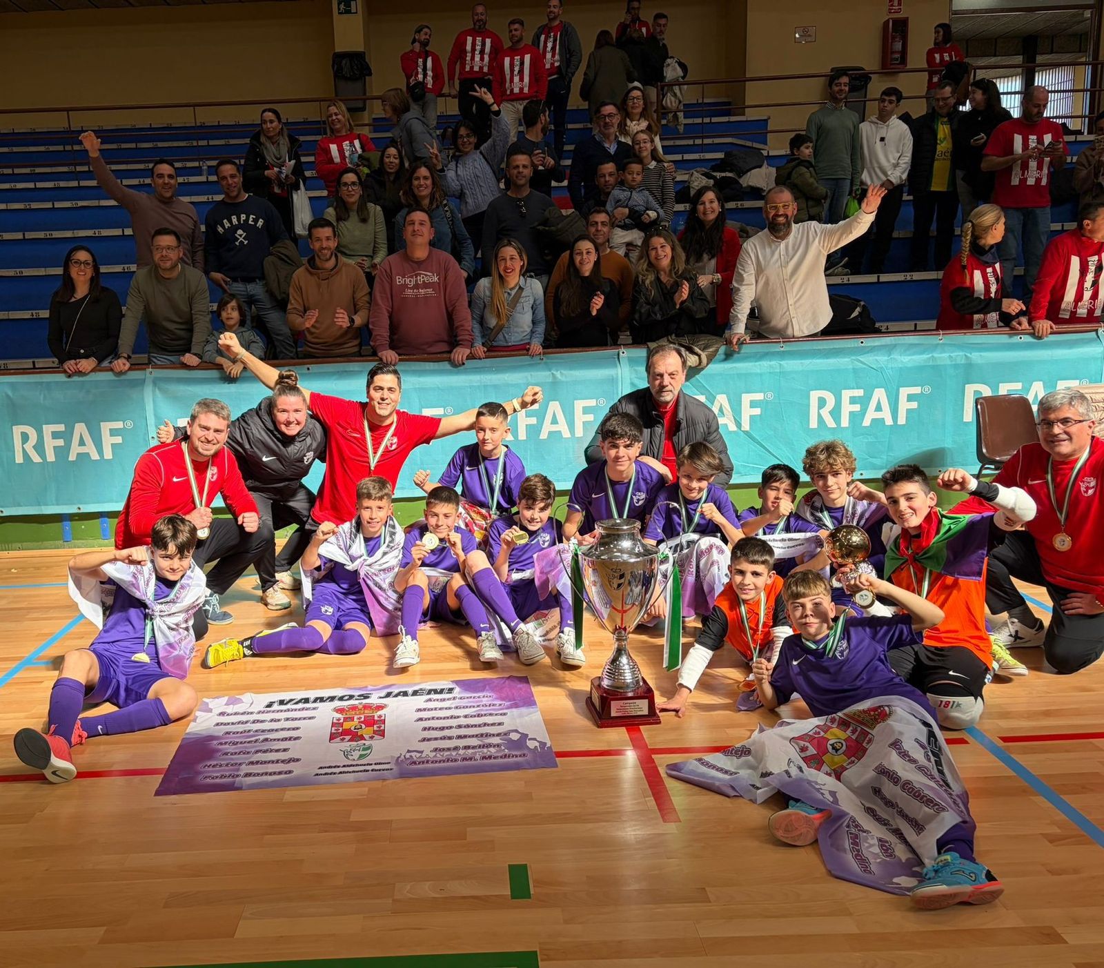 Los jiennenses posan con el título logrado en tierras gaditanas.