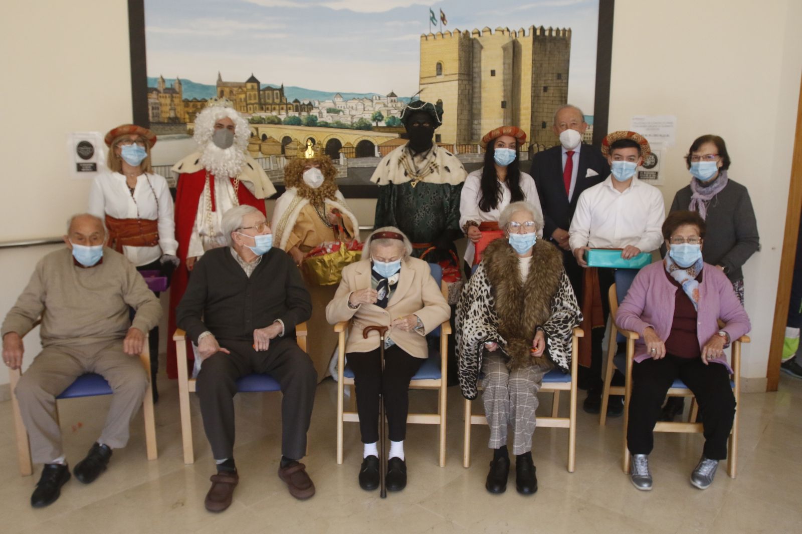 La visita de los Reyes Magos a la asociación San Rafael de Alzheimer de Córdoba, en imágenes