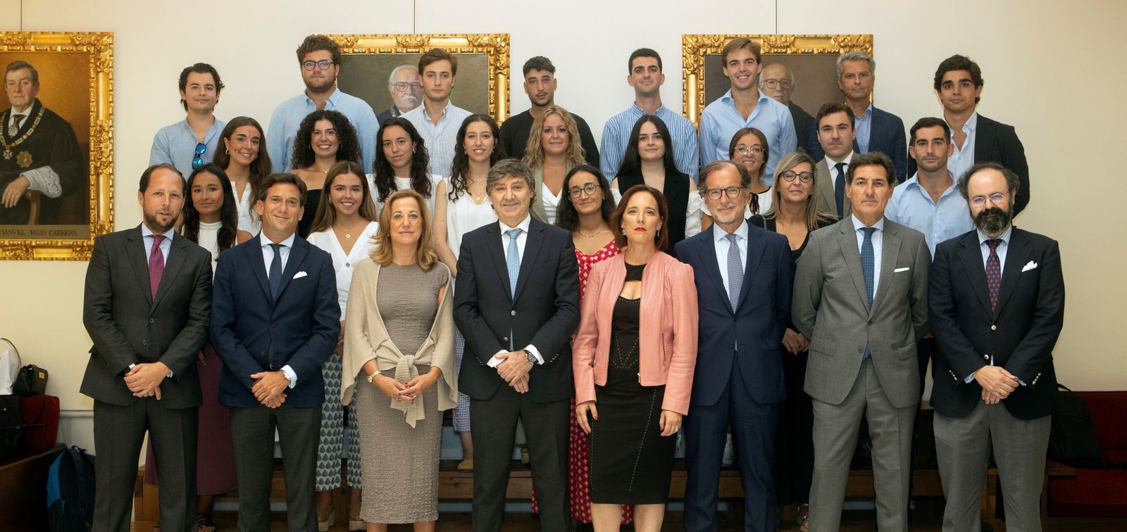 El decano, junto a los responsables y coordinadores del curso, posa con los alumnos y alumnas.