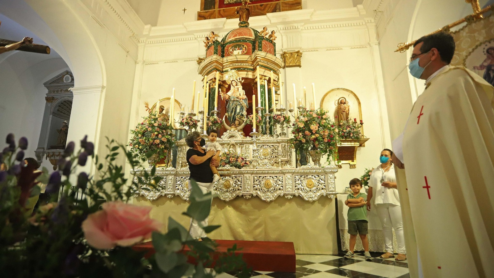Fotos de la presentación de niños a la Virgen del Rosario en Los Barrios