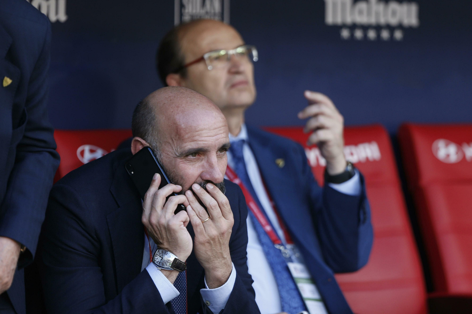 Monchi habla por el teléfono ante Castro antes del inicio del partido.