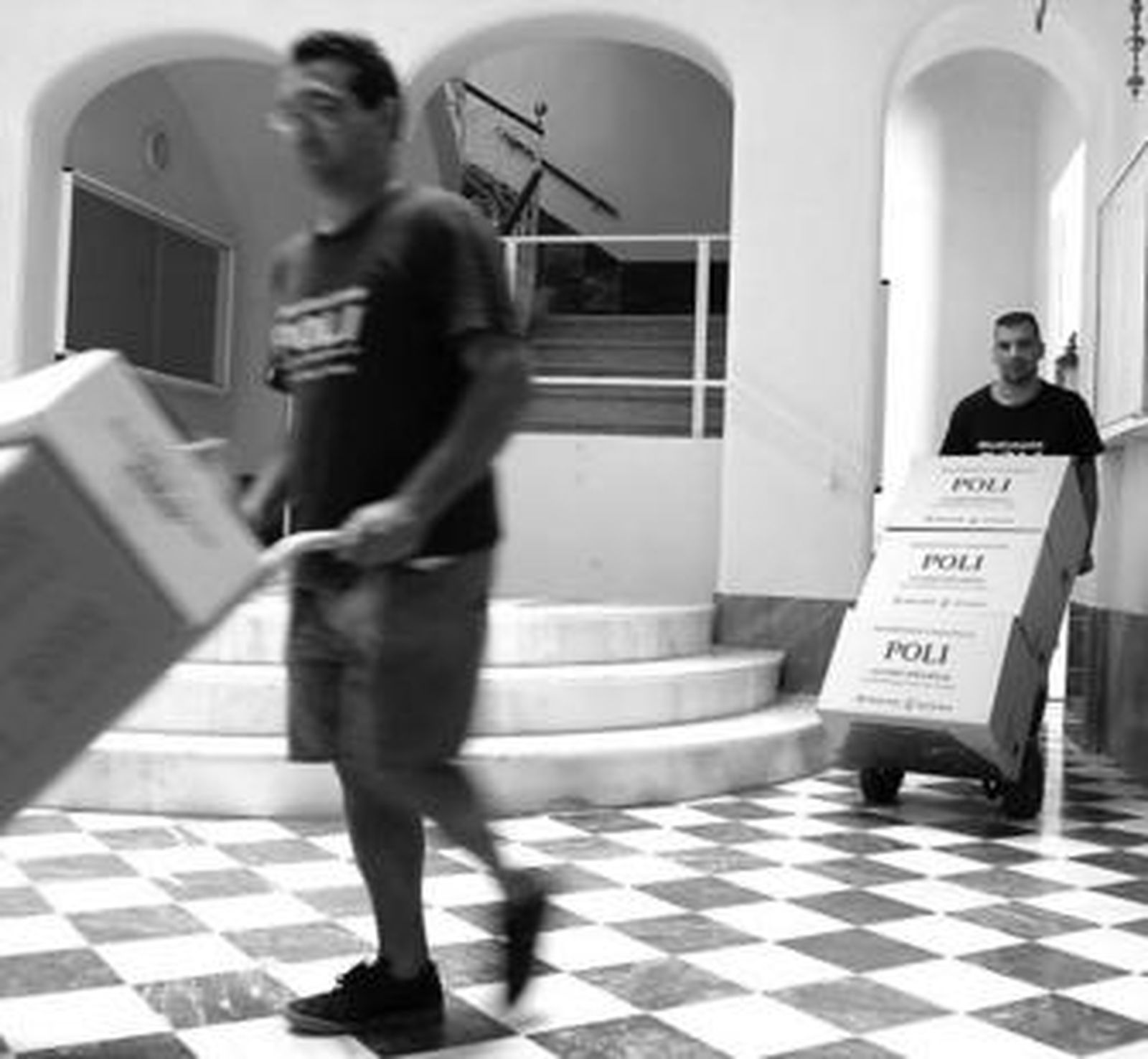 Trabajadores de Mudanzas Poli realizan un traslado en una finca de la ciudad.