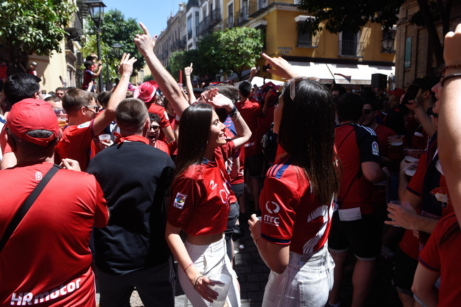 Búscate en la galería gráfica de las aficiones de Osasuna y Real Madrid en Sevilla