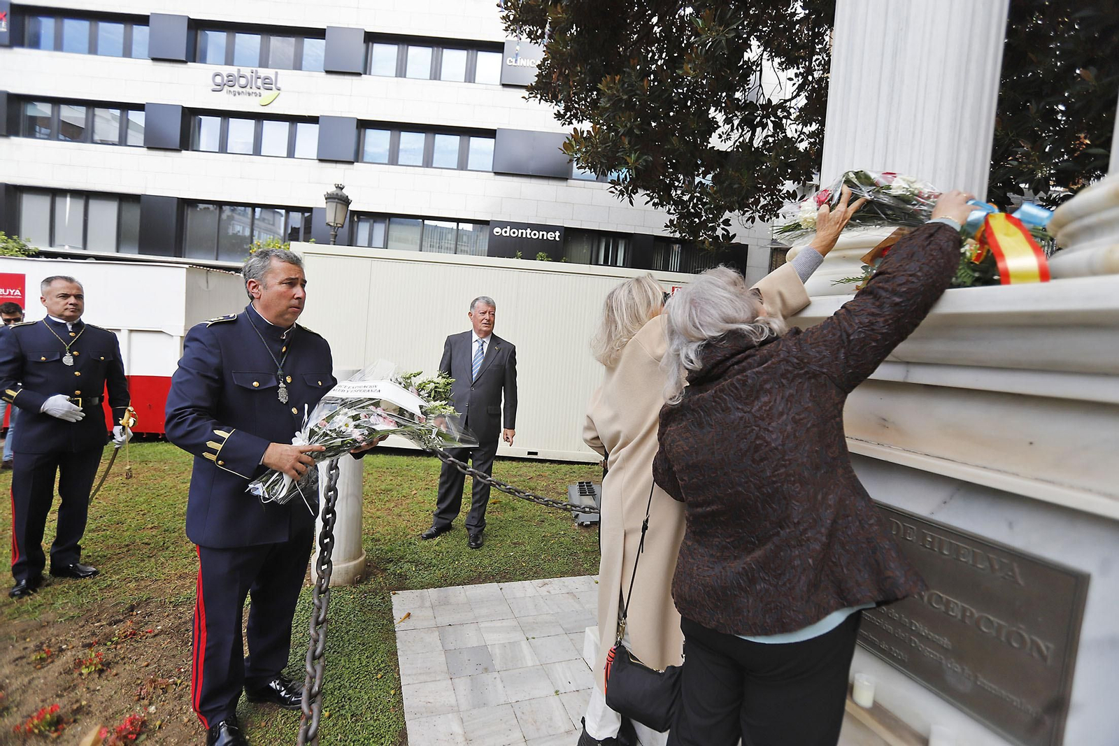 Imágenes de la Ofrenda de flores y rezo ante el monumento a la Inmaculada en Huelva
