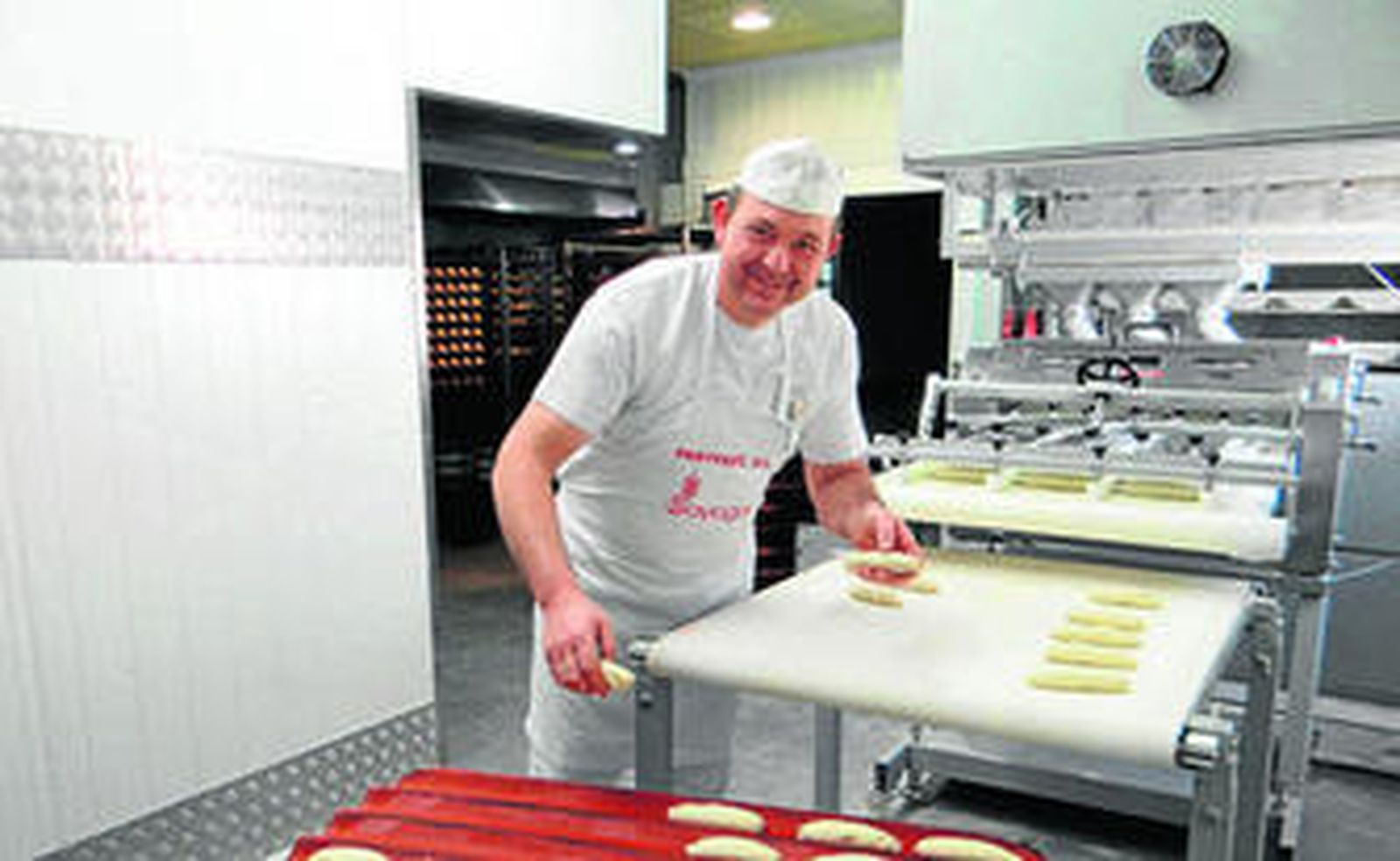 Victoriano Soto elaborando pan en su negocio.