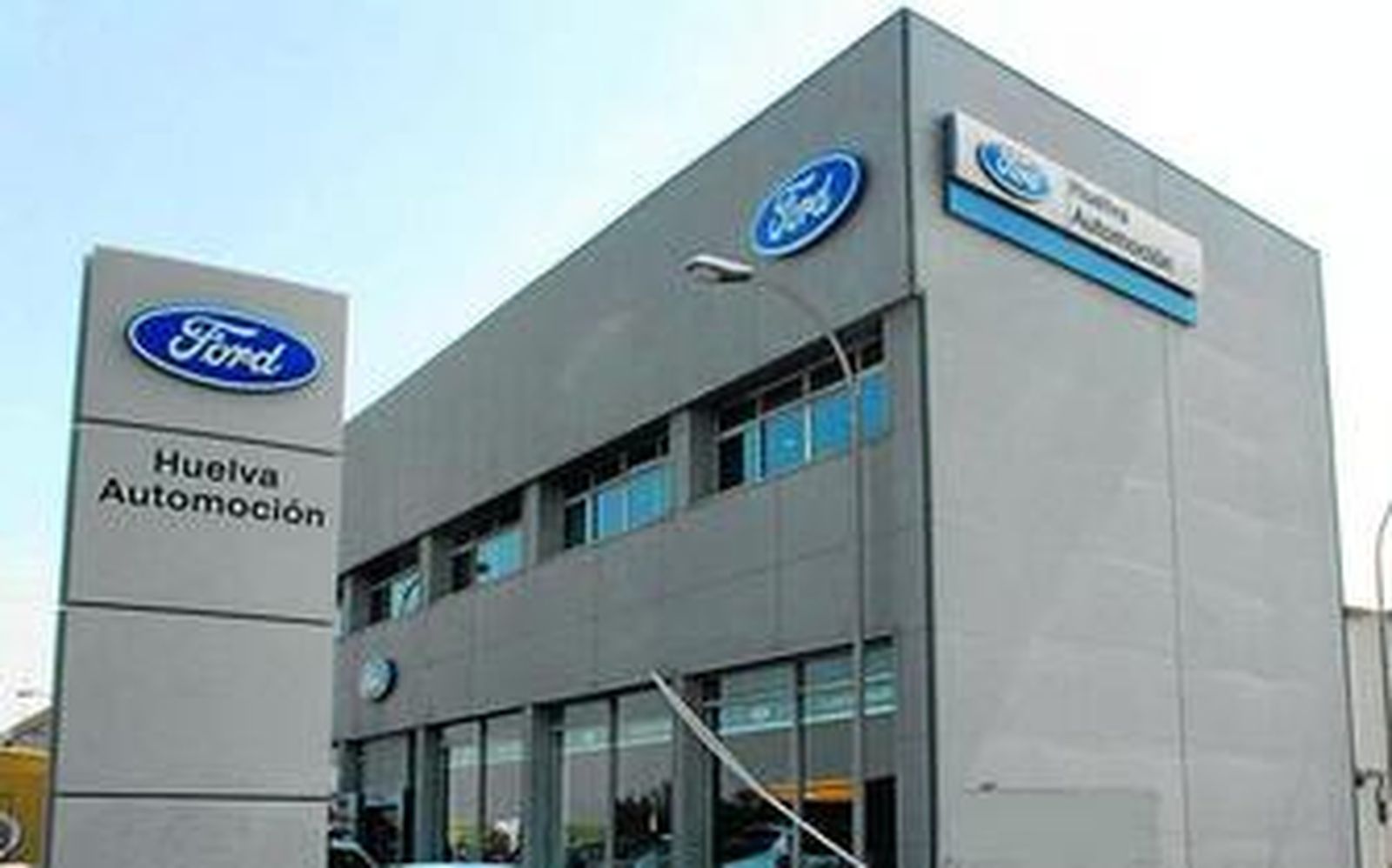 Vista parcial de la fachada del edificio de Huelva Automoción, donde está establecida su sede en Huelva con todos los servicios centralizados, desde la exposición a los talleres. Aquí puede ver y probar el nuevo Ford Focus.