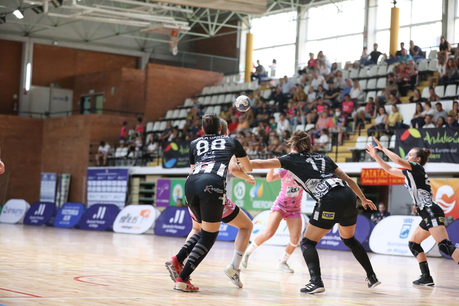 Paula García y Rocío Campigli defienden un ataque rival en Carranque.