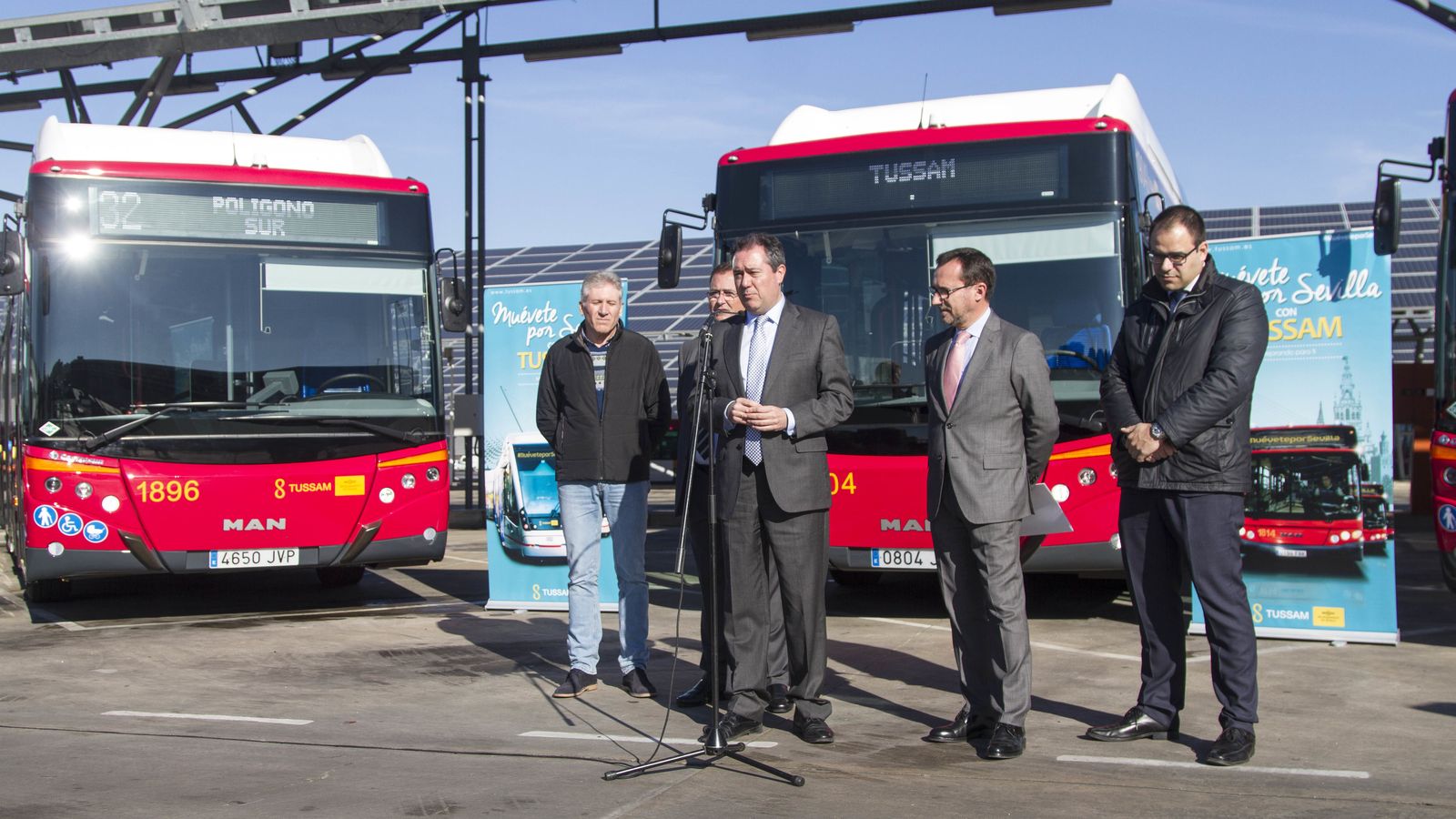 El alcalde durante la presentación de los nuevos autobuses de Tussam.