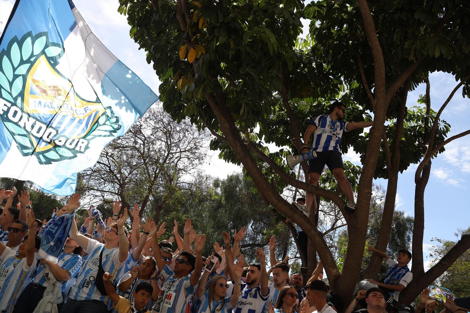 Búscate en las fotos del tremendo recibimiento previo al Málaga CF-Granada