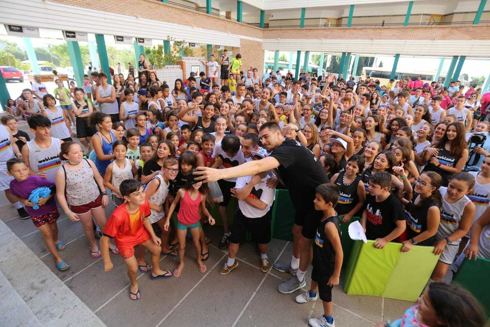 Las fotos de la visita de Juancho Hernangómez al Campus WOB CaixaBank