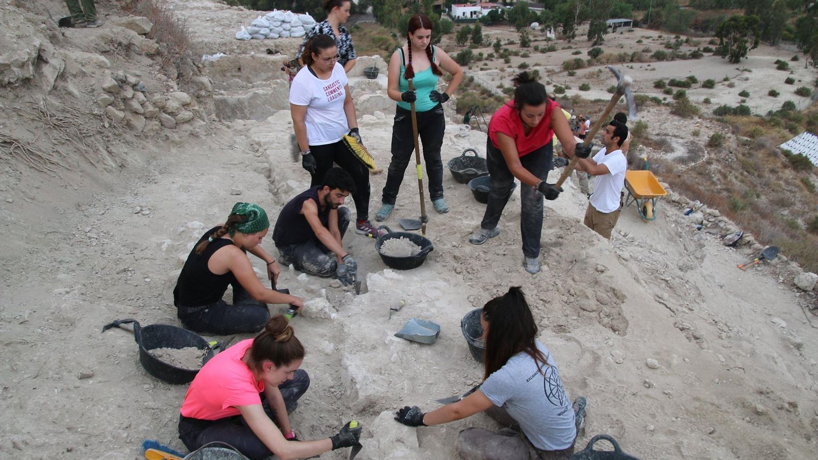 Algunos de los arqueólogos trabajando en Mojácar la Vieja