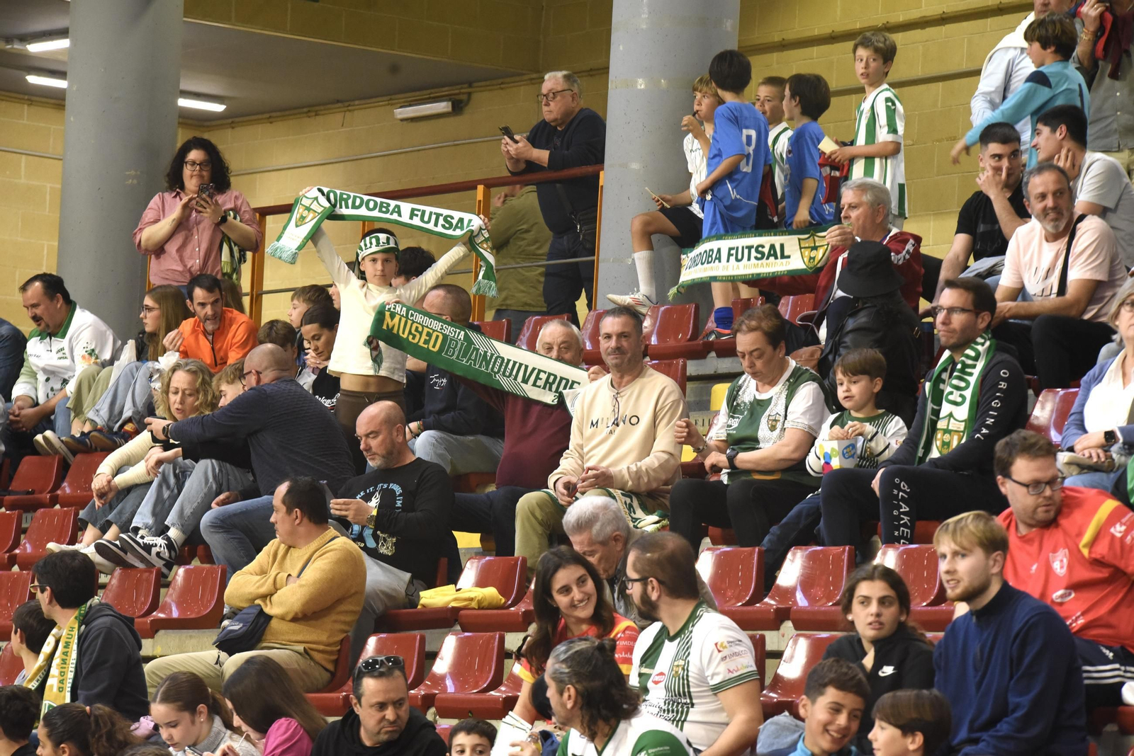 Las mejores fotos del ambiente en Vista Alegre para el Córdoba Futsal - AD Sala 10 Zaragoza