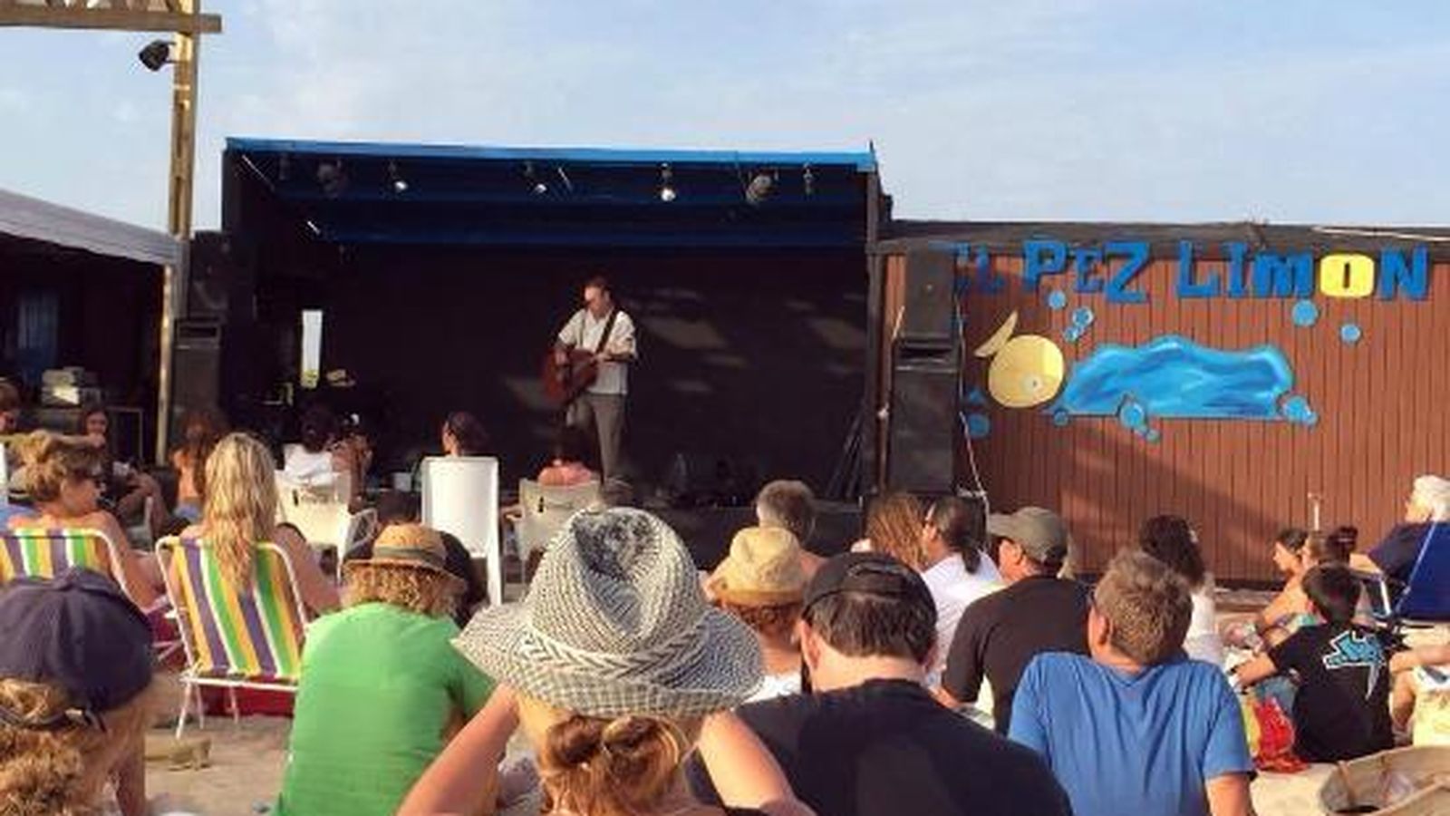 Concierto de Pablo Carbonell en el chiringuito Pez Limón de Zahara de los Atunes.