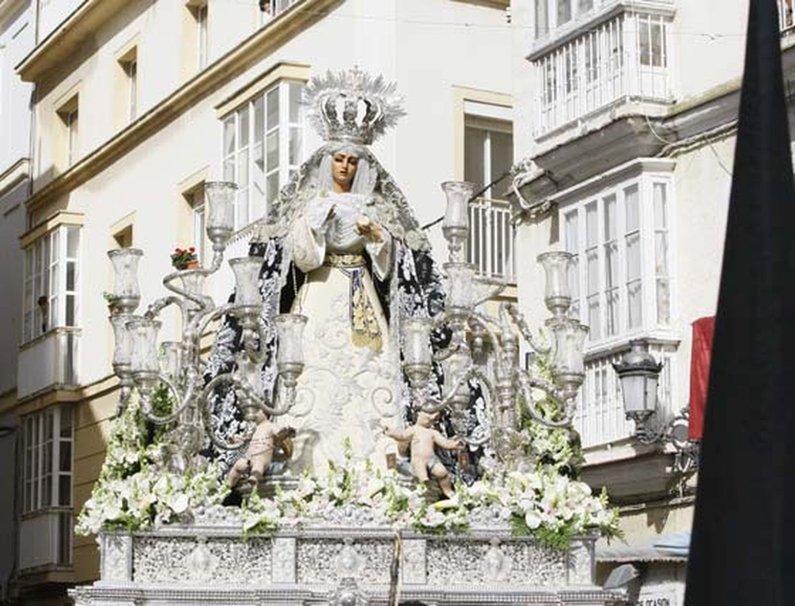 Salida del paso de Jesús Caído y la Virgen de los Desamparados. 

Foto: Julio Gonzalez