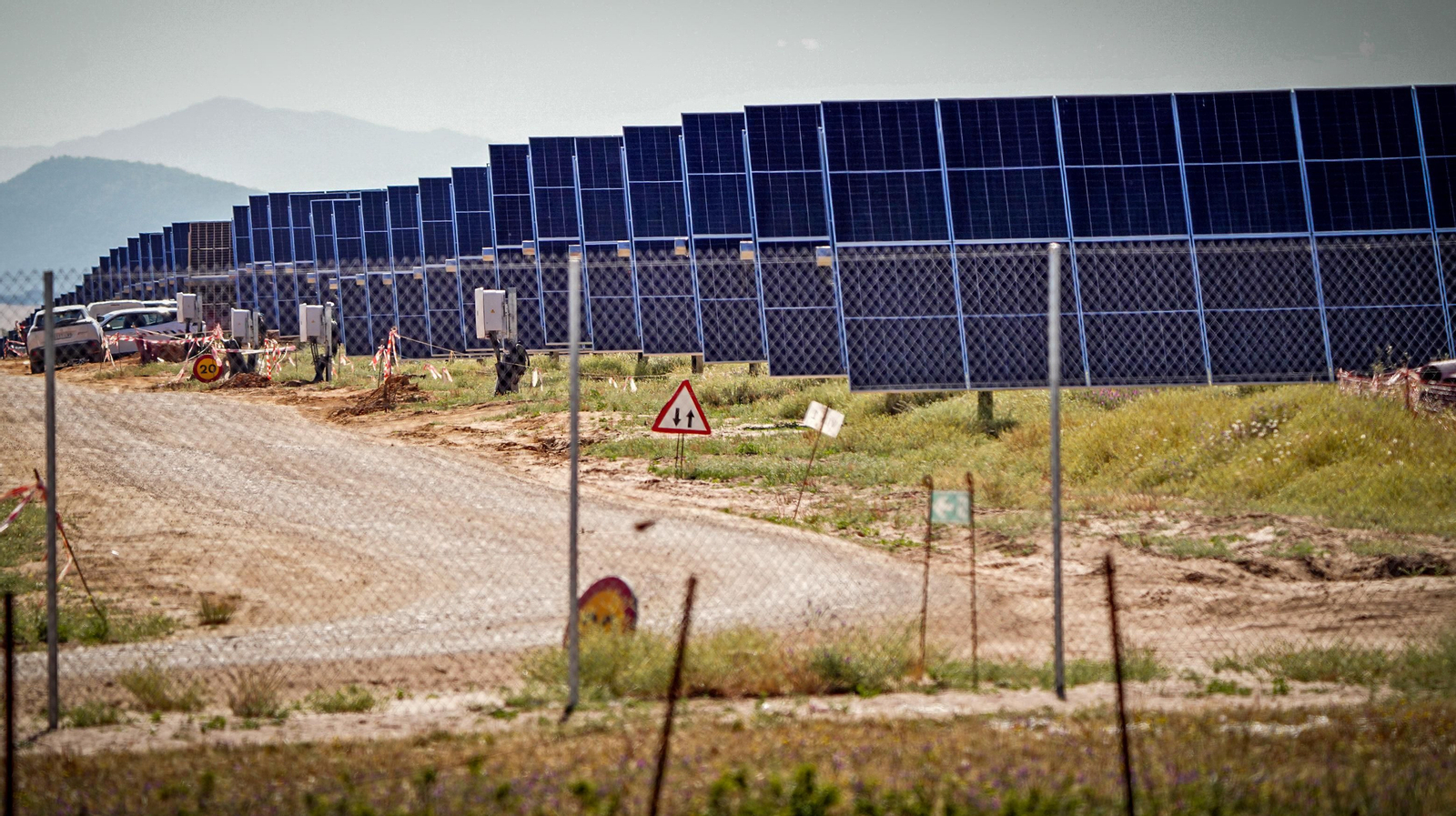 Una planta fotovoltaica en construcción en las inmediaciones de la carretera A-2003. Una planta fotovoltaica en construcción en las inmediaciones de la carretera A-2003.