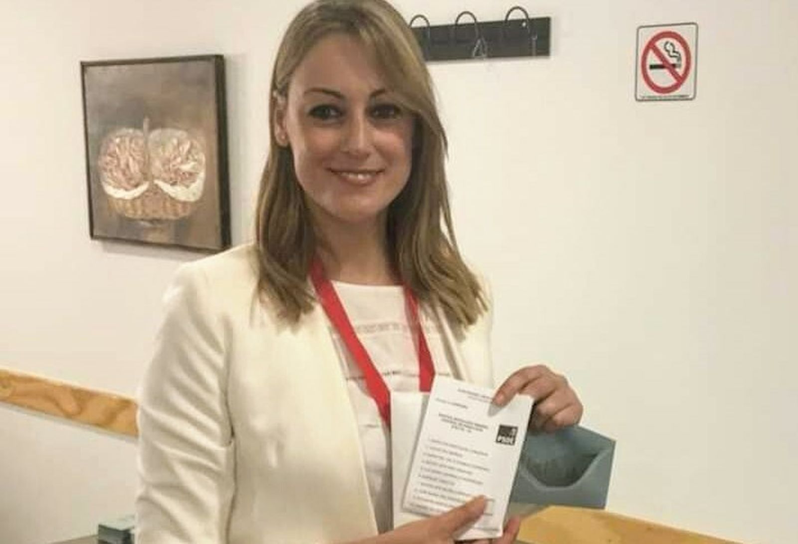 La candidata del PSOE a la Alcaldía, María Naval, en la jornada electoral.