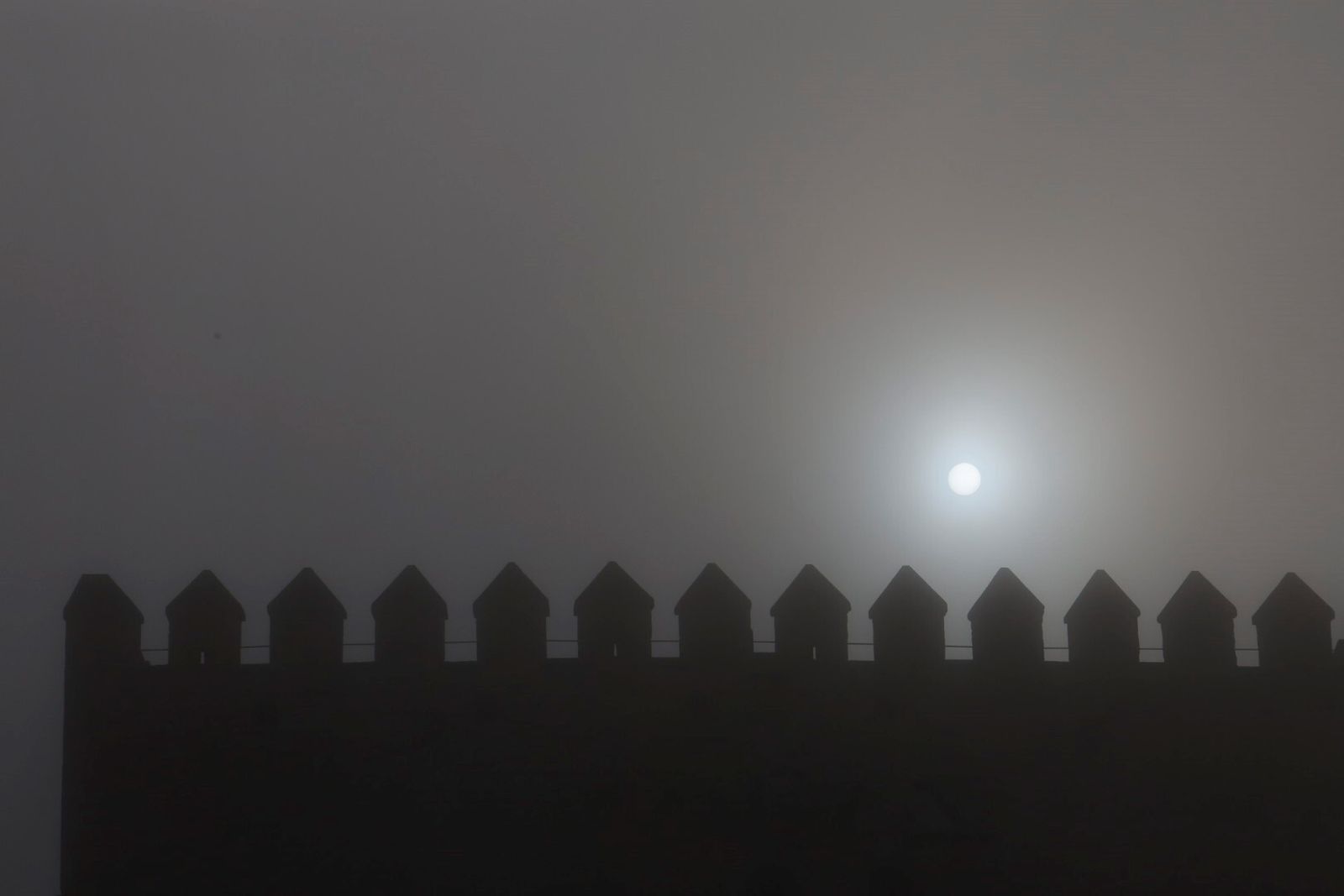 Córdoba comienza la semana cubierta de niebla, en imágenes