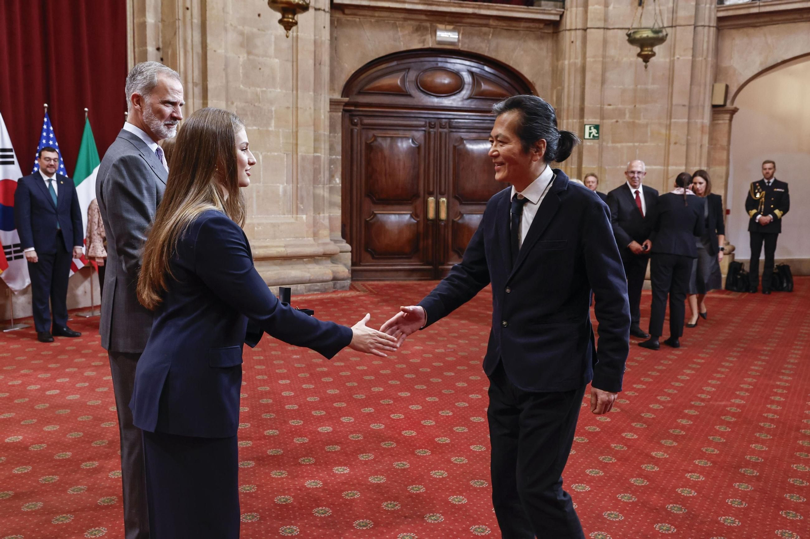 Los reyes Felipe VI y Letizia reciben a Byung-Chul Han para los Premios Princesa de Asturias.