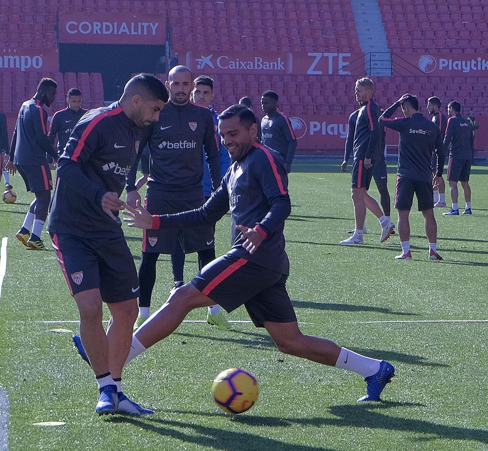 Multitudinario entrenamiento a puerta abierta del Sevilla en el Sánchez-Pizjuán