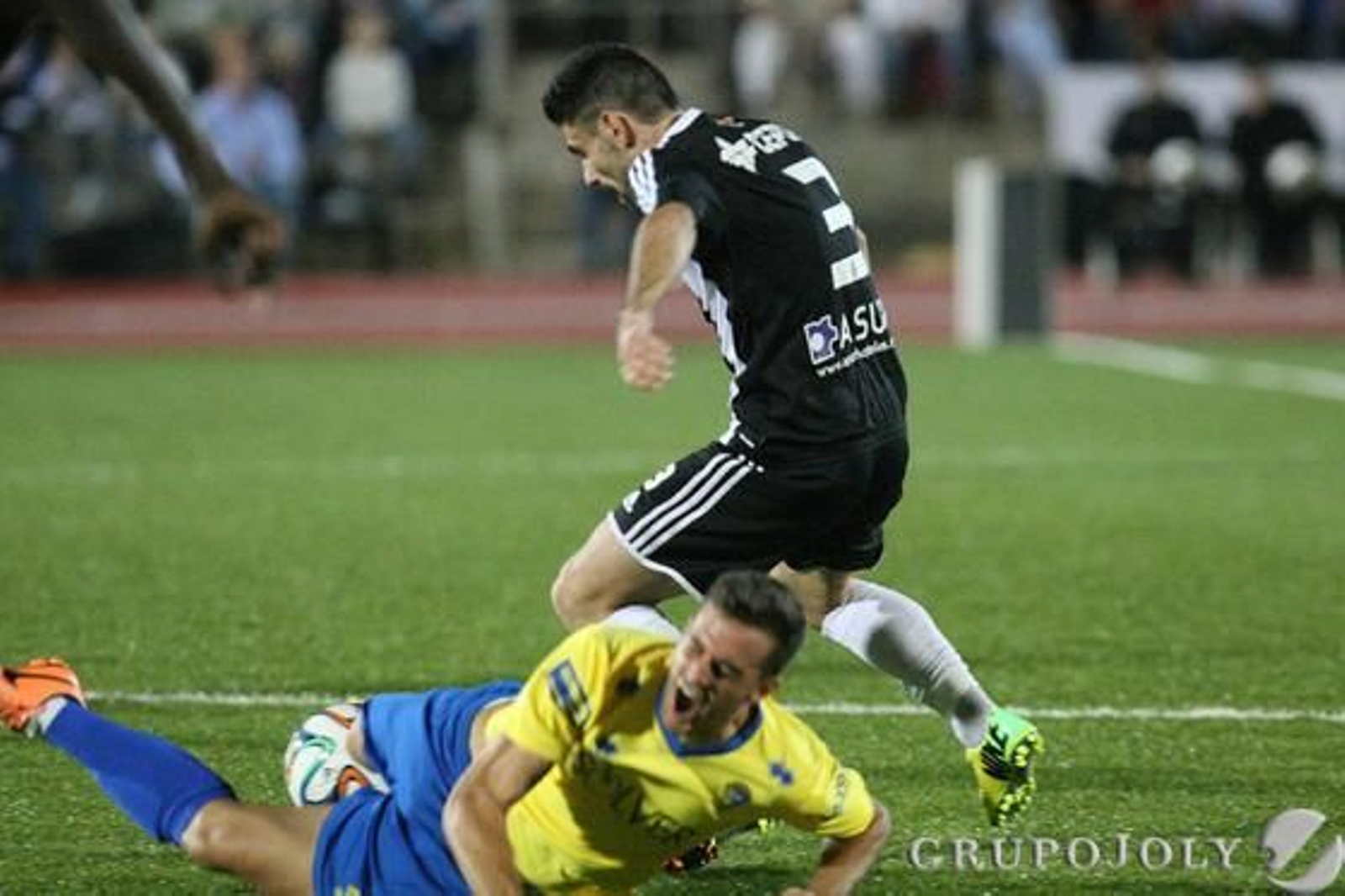 Juan Villar cae ante Javi Gallardo. 

Foto: Paco Guerrero