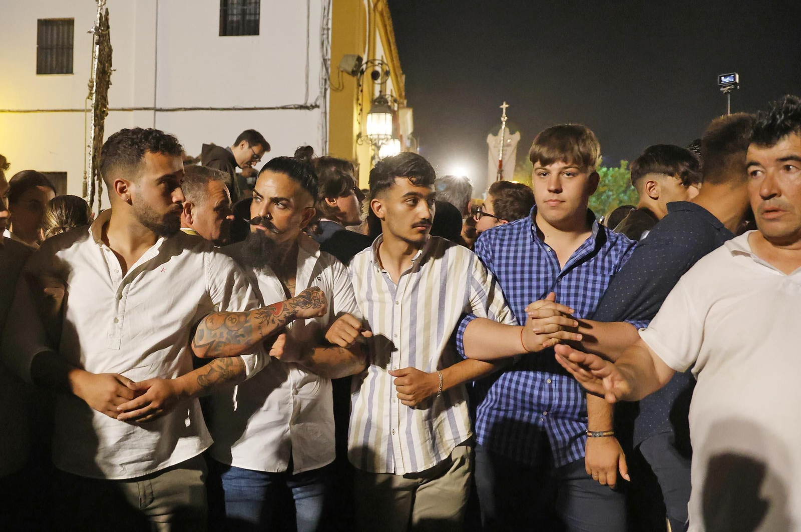 El Rocío 2025: Imágenes de la procesión de la Virgen del Rocío tras el salto a la reja
