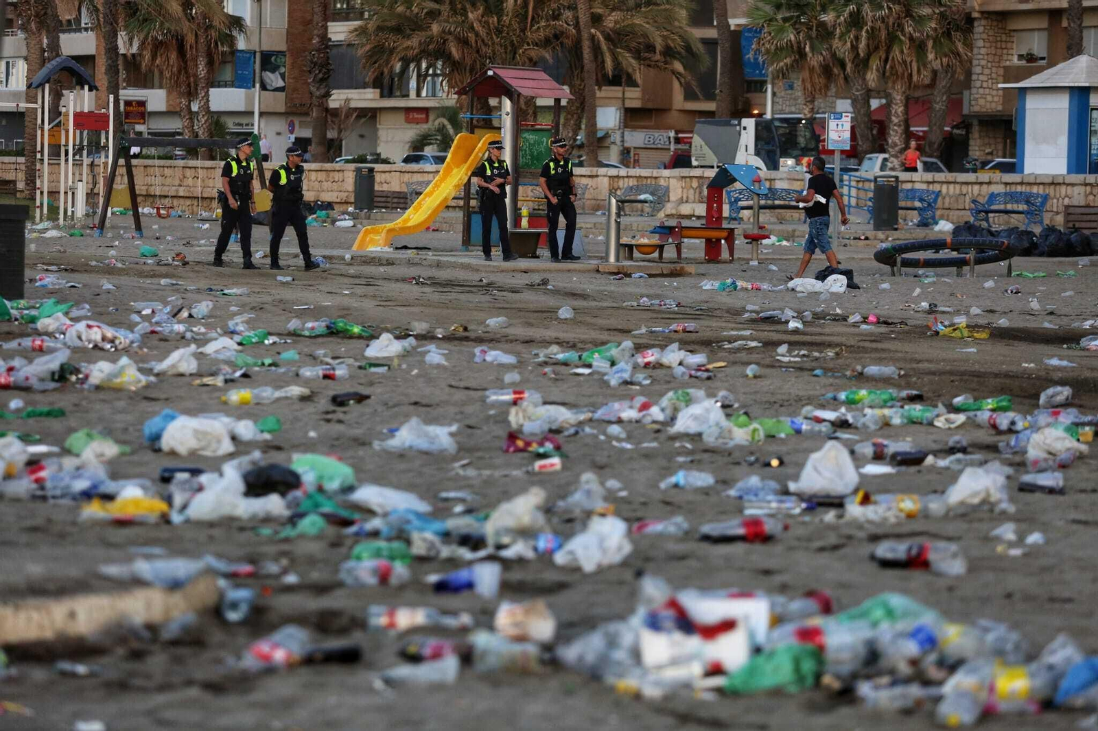 Así han amanecido las playas de Málaga tras la noche de San Juan