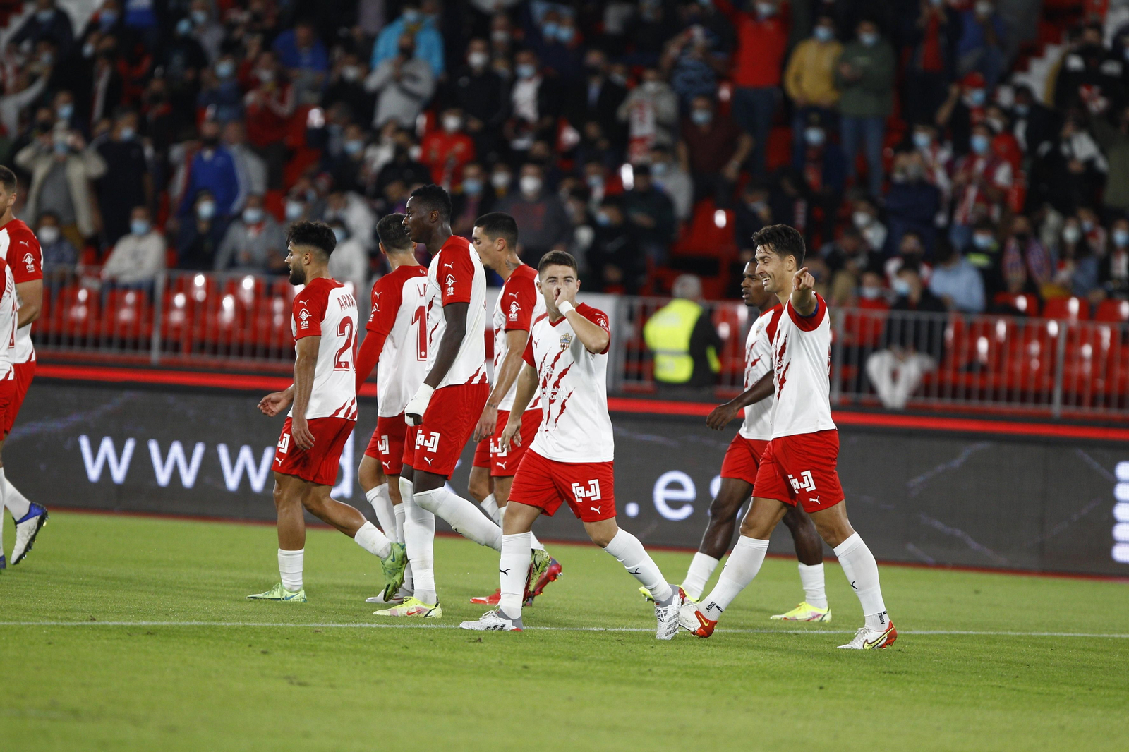 Portillo celebra su tanto haciendo el gesto del chupete.