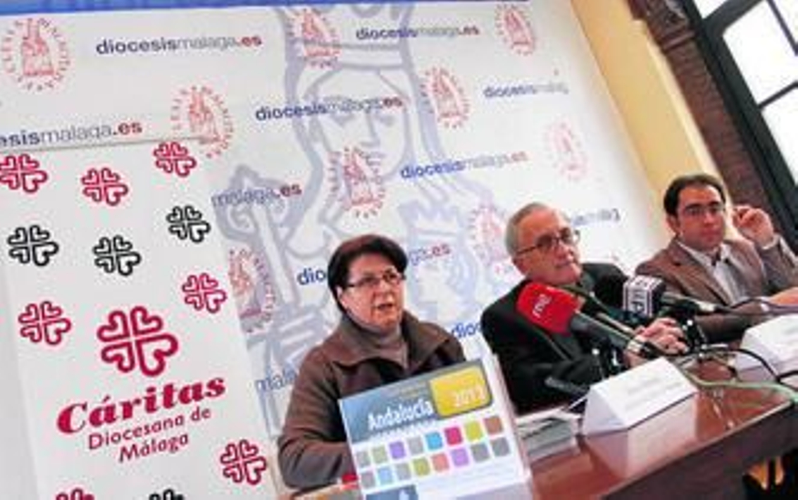 María Mateo, vocal de la Confederación Española de Religiosos, el vicario Gabriel Leal y Francisco José Sánchez, director de Cáritas, ayer. María Mateo, vocal de la Confederación Española de Religiosos, el vicario Gabriel Leal y Francisco José Sánchez, director de Cáritas, ayer.