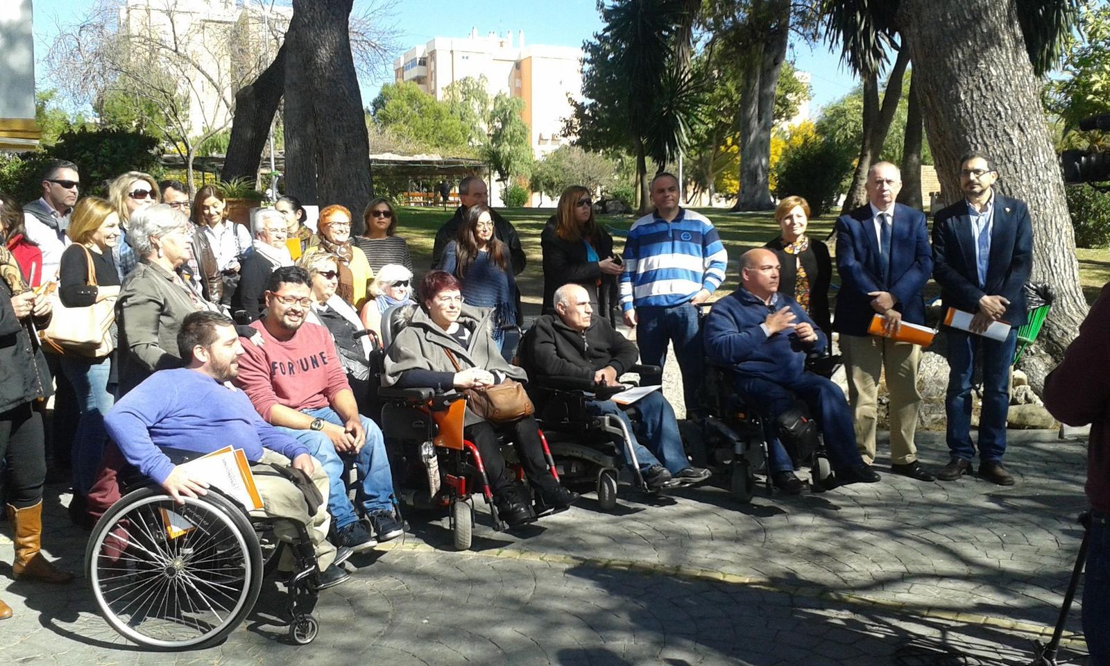 Colectivos reunidos hoy en los terrenos en los que la Junta propone el hospital