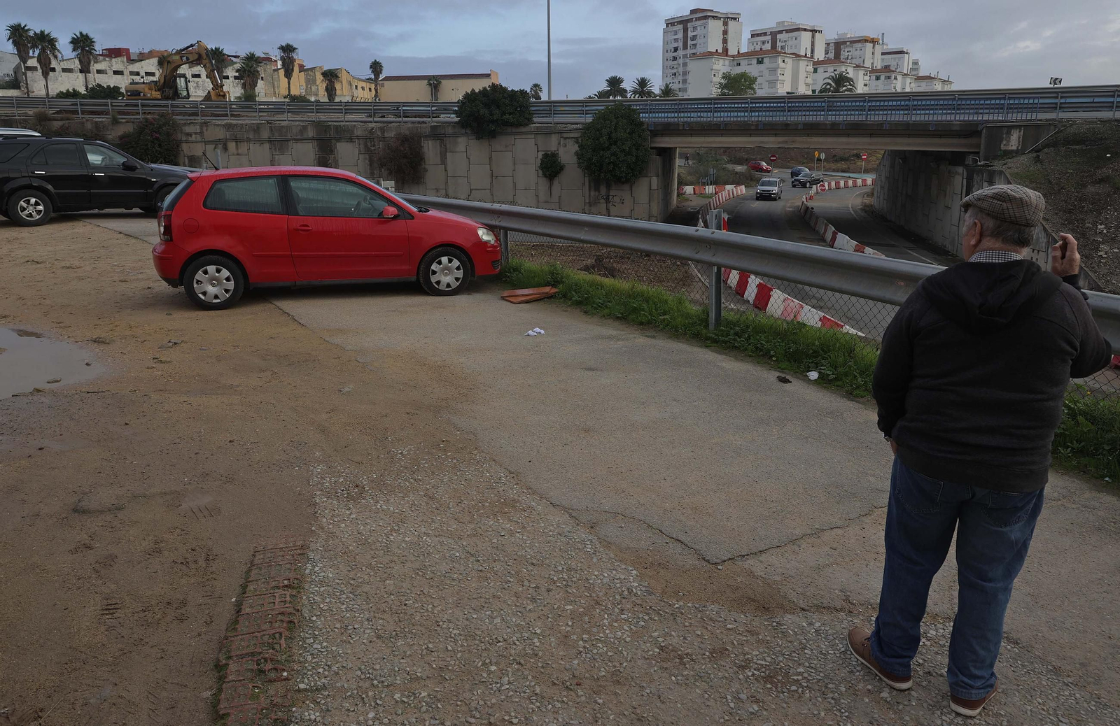 El inicio del derribo del puente de Los Pastores de Algeciras, en imágenes