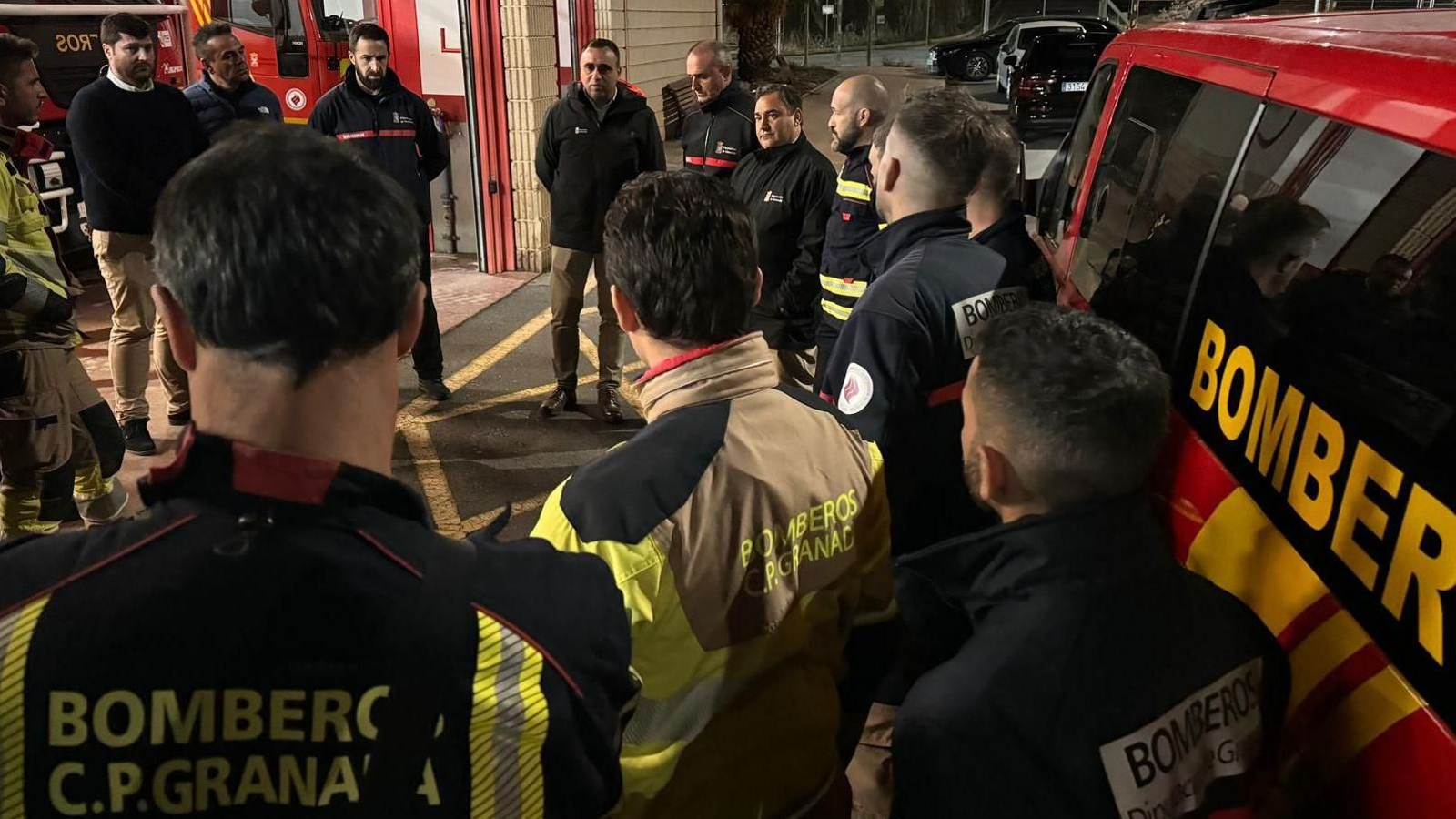 El presidente provincial con los bomberos de la Diputación antes de desplazarse hasta la Comunidad Valenciana