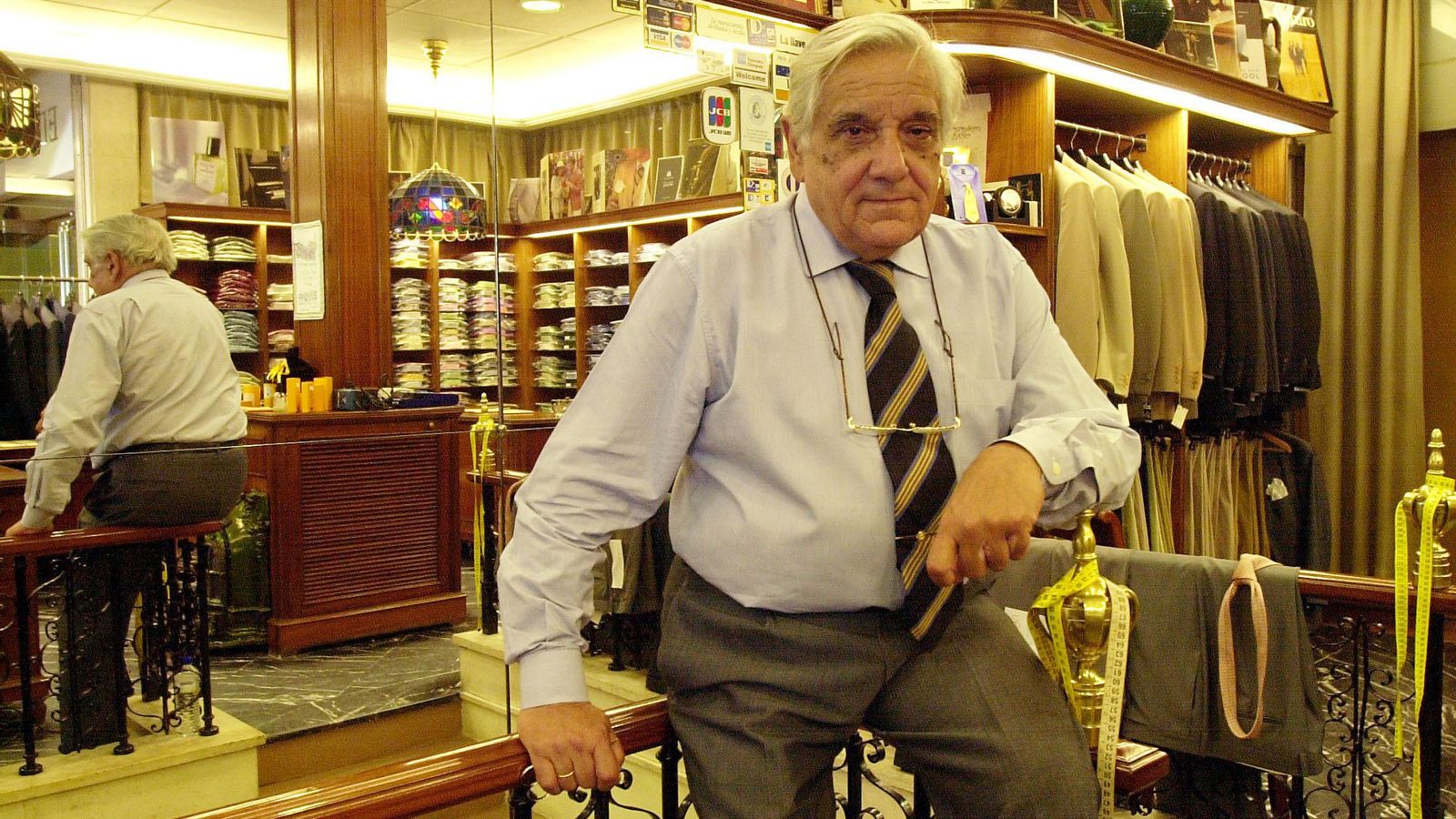 José María Okean Blanco, en la sastrería de la Plaza Nueva en 2001