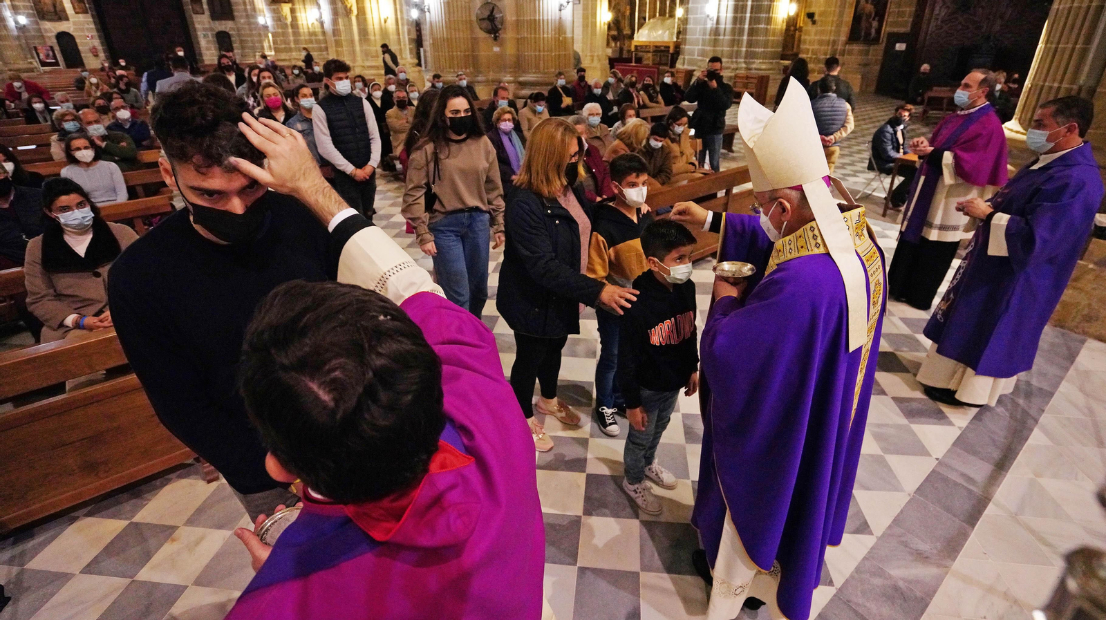 Imposición de la Ceniza en la Catedral deJerez.